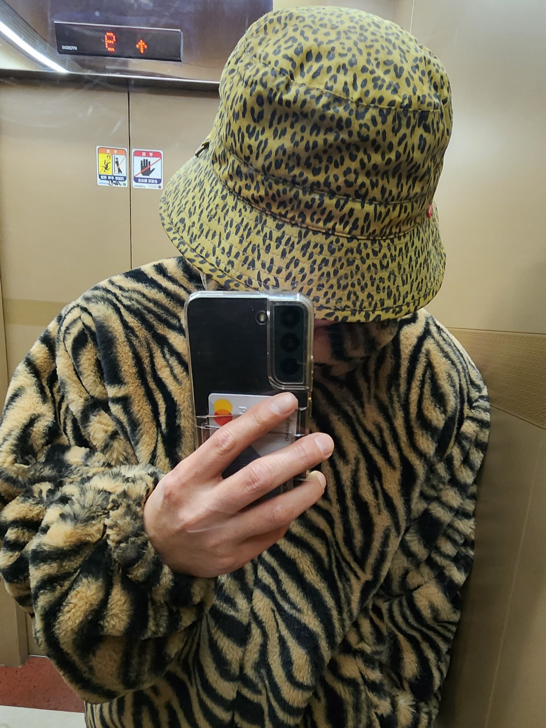 Supreme x Barbour Waxed Cotton Crusher Leopard - 20SS 착용 스타일