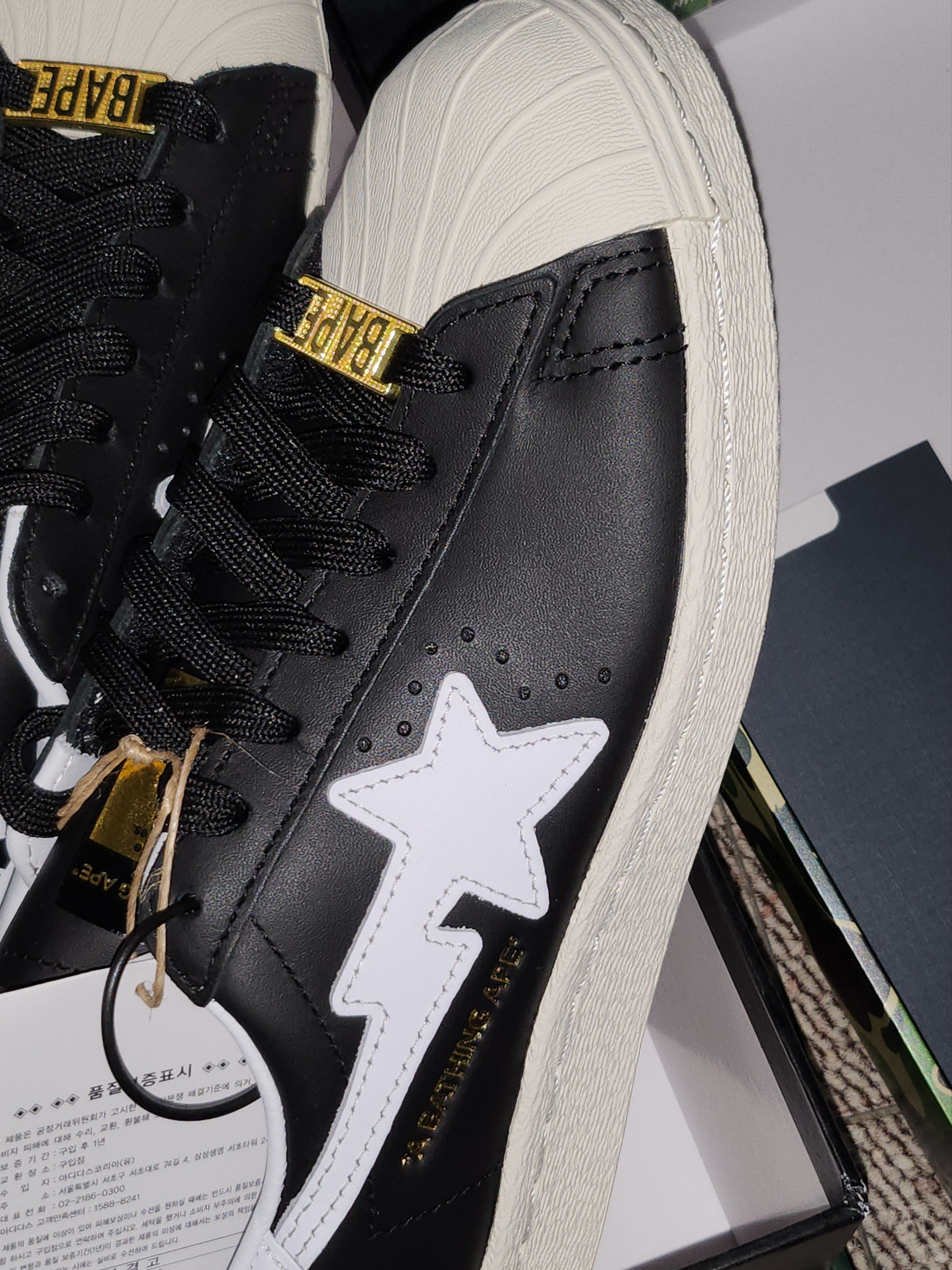 Adidas x BAPE Superstar 80s Core Black Off White 착용 스타일 - 2