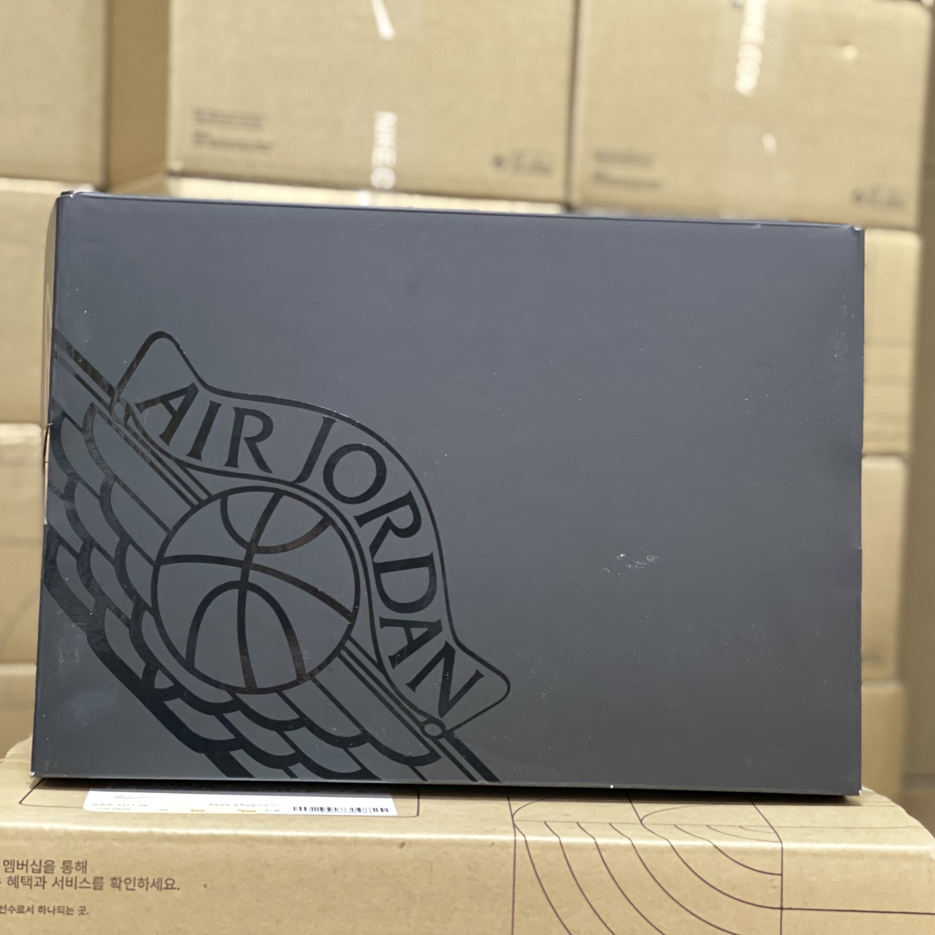 Jordan 1 Mid SE Black Dark Concord 착용 스타일 - 3