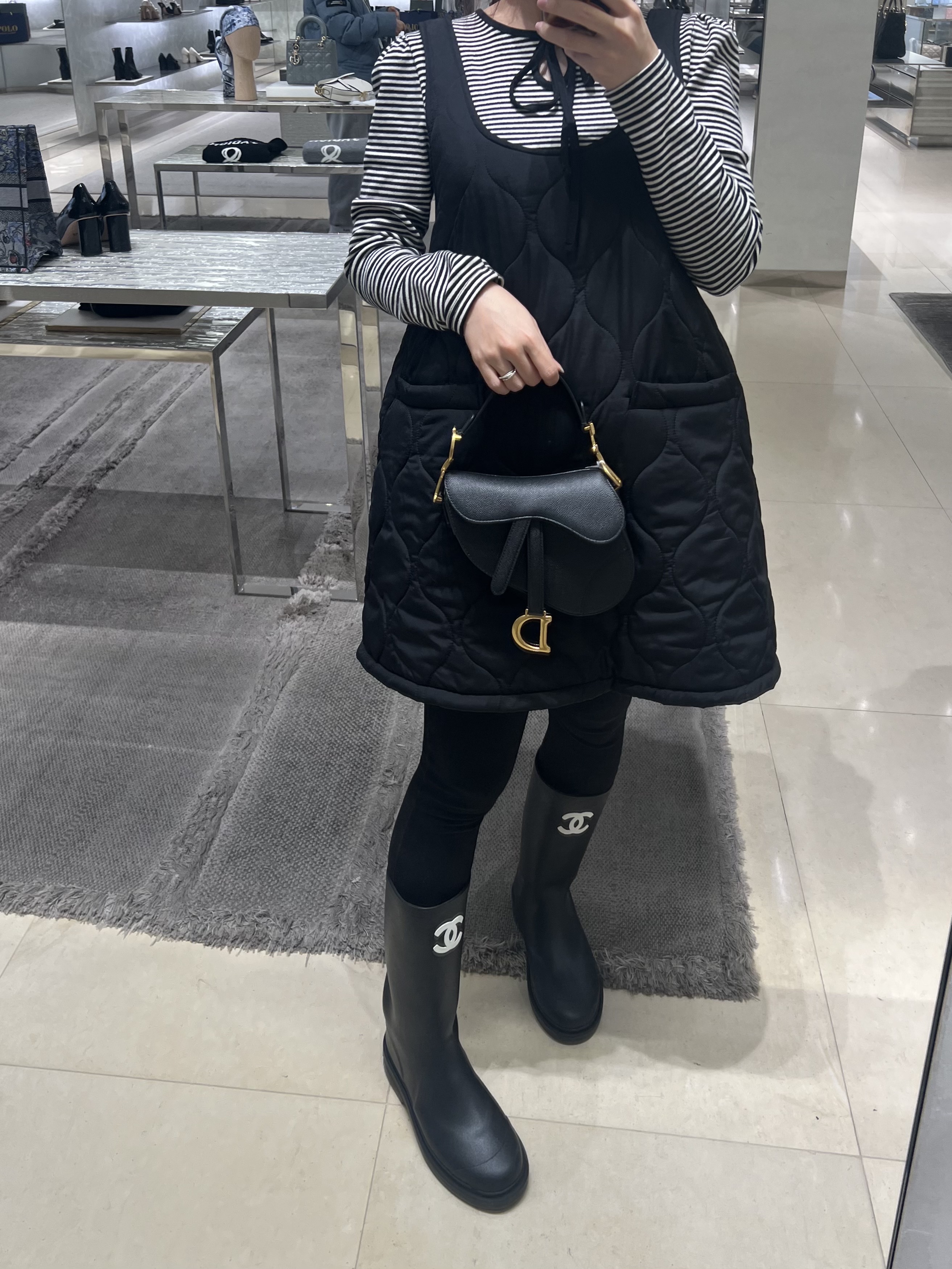 (W) Chanel Boots Caoutchouc & Black, Dior Saddle Bag Grained Calfskin Black 착용 스타일 - 3