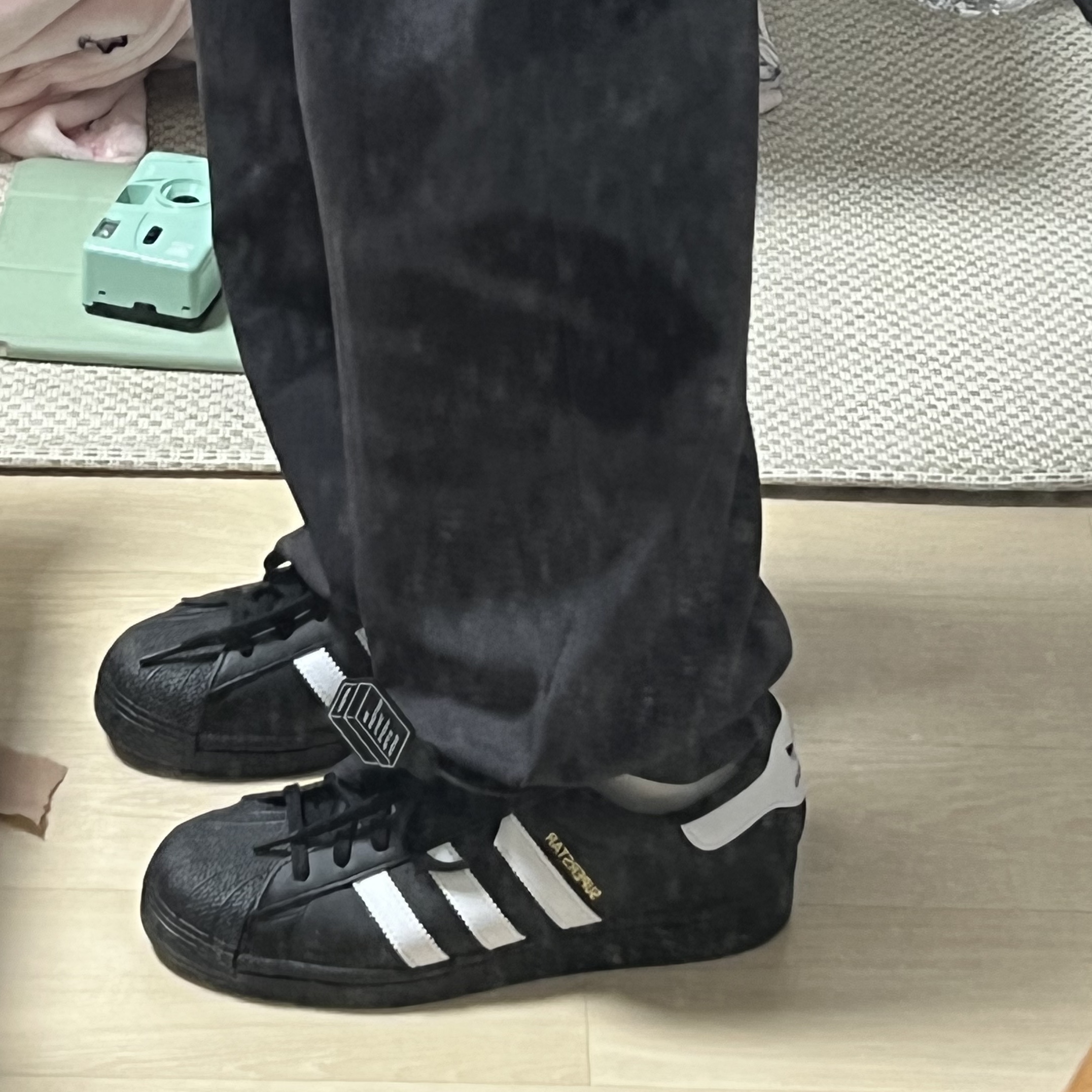 Adidas Superstar Core Black White 착용 스타일