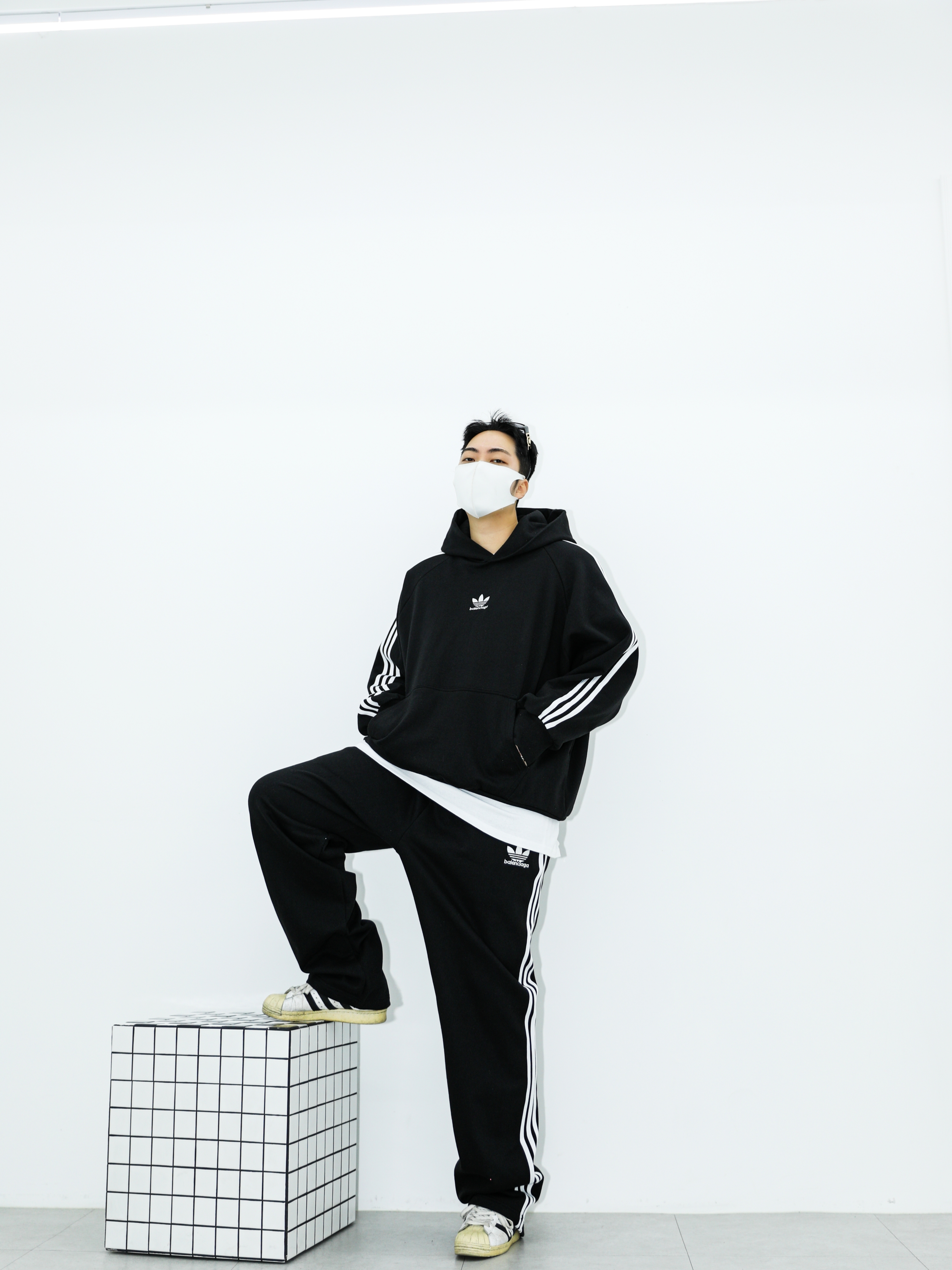 Balenciaga x Adidas Tailored Trousers Black, Balenciaga x Adidas Hoodie Large Fit Black 착용 스타일 - 3