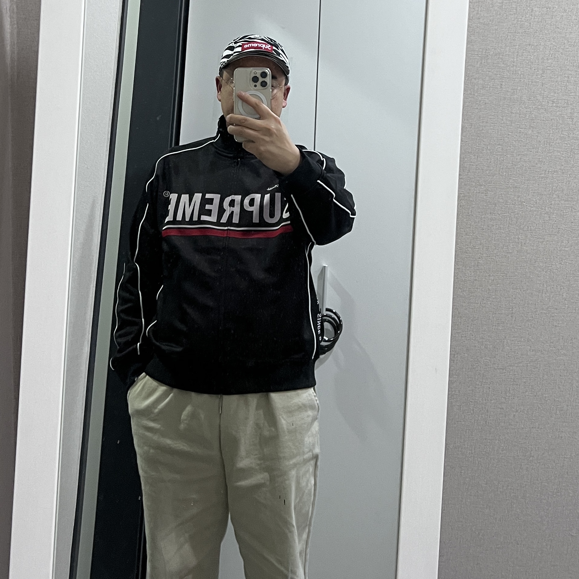 Supreme World Famous Jacquard Track Jacket Black - 22FW, Supreme Washed Chino Twill Camp Cap Zebra - 22FW 착용 스타일 - 2