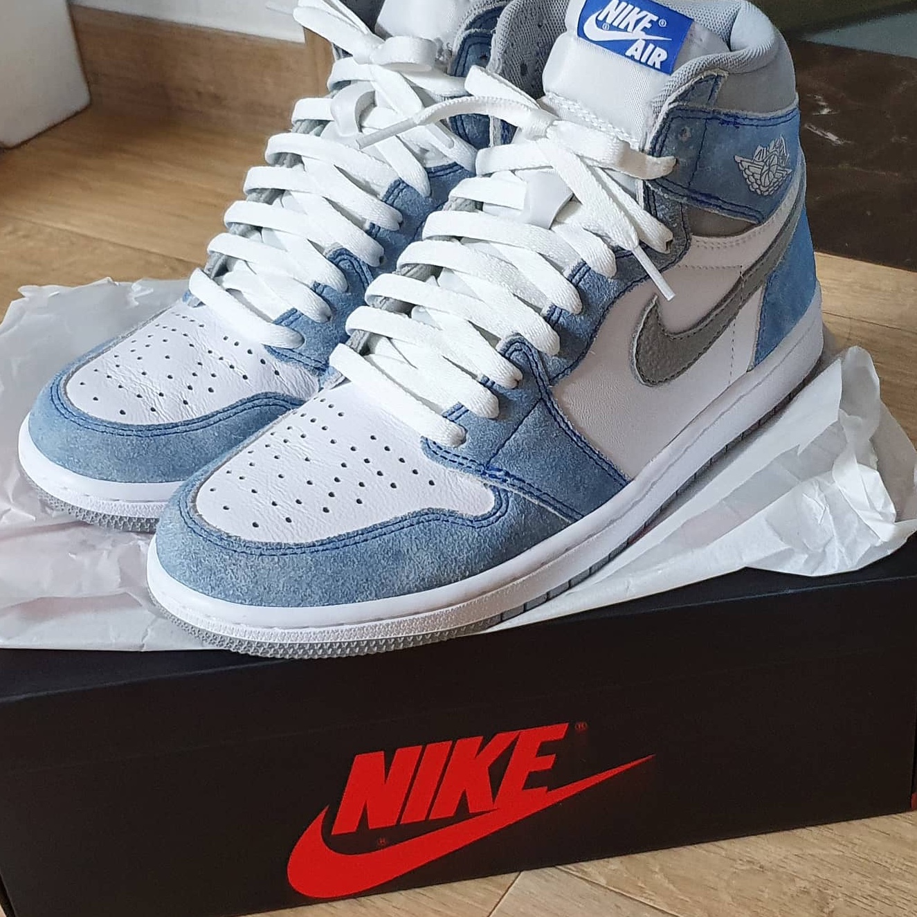 Jordan 1 Retro High OG Hyper Royal 착용 스타일