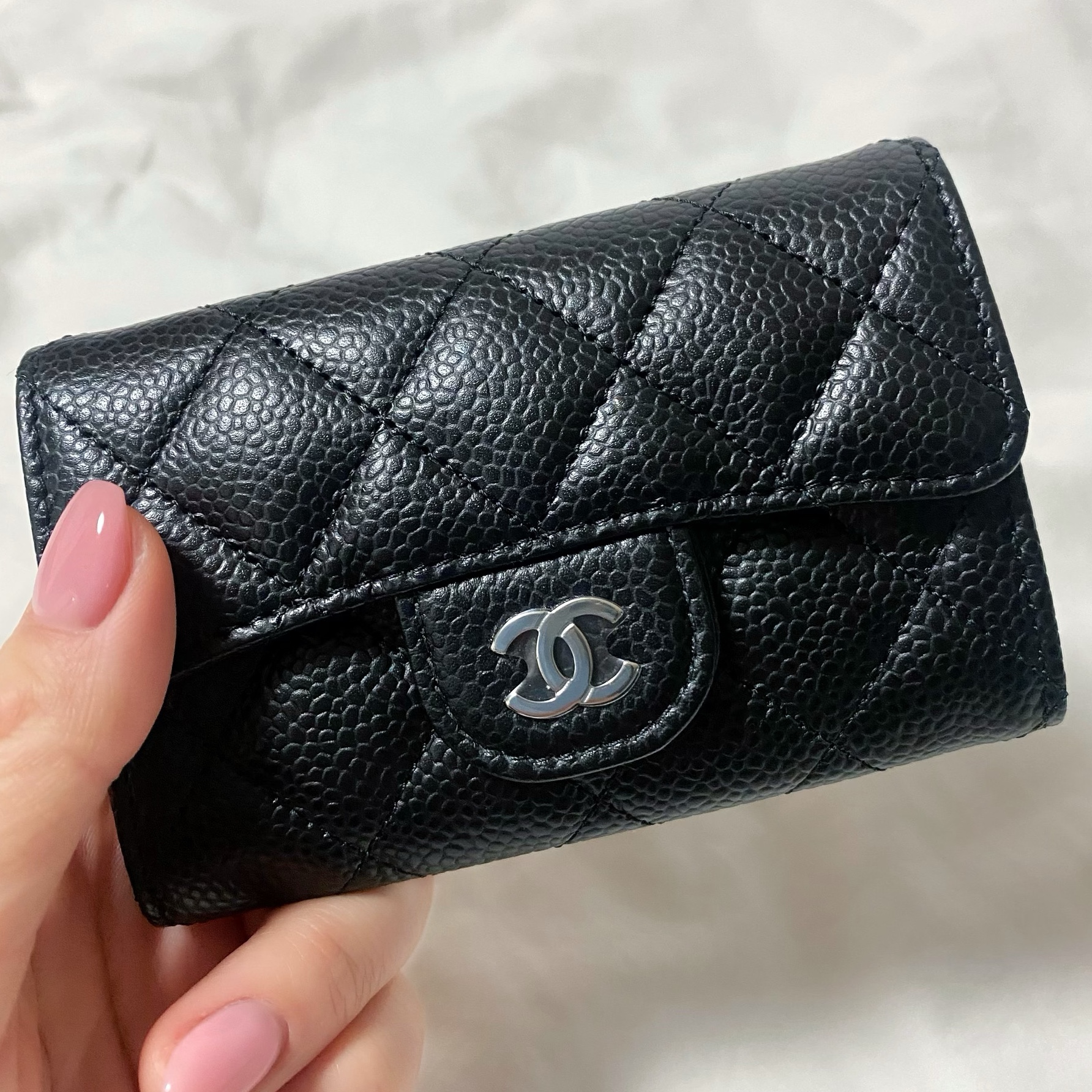 Chanel Classic Card Holder Grained Calfskin & Silver Black 착용 스타일