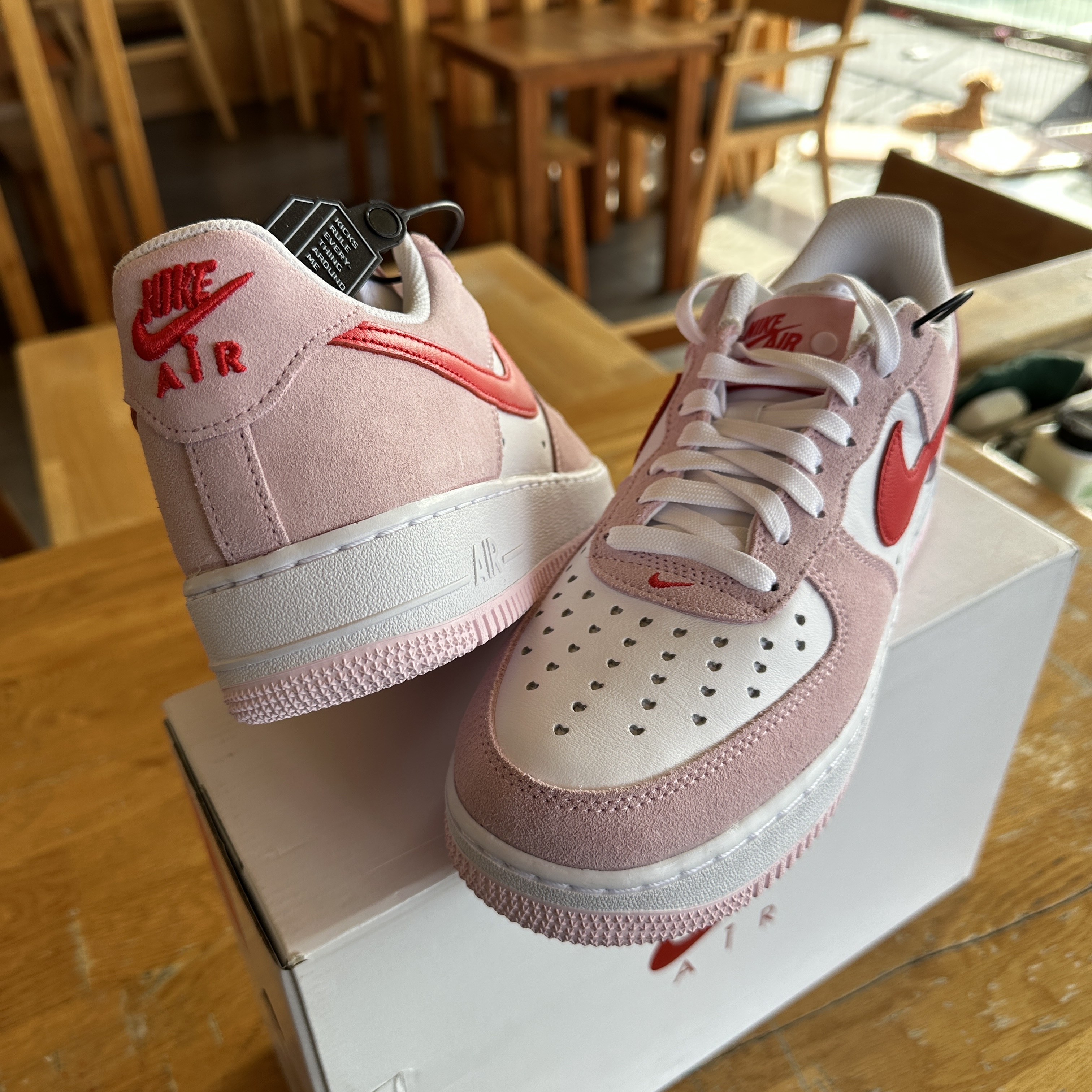 Nike Air Force 1 '07 QS Valentine's Day 착용 스타일 - 2