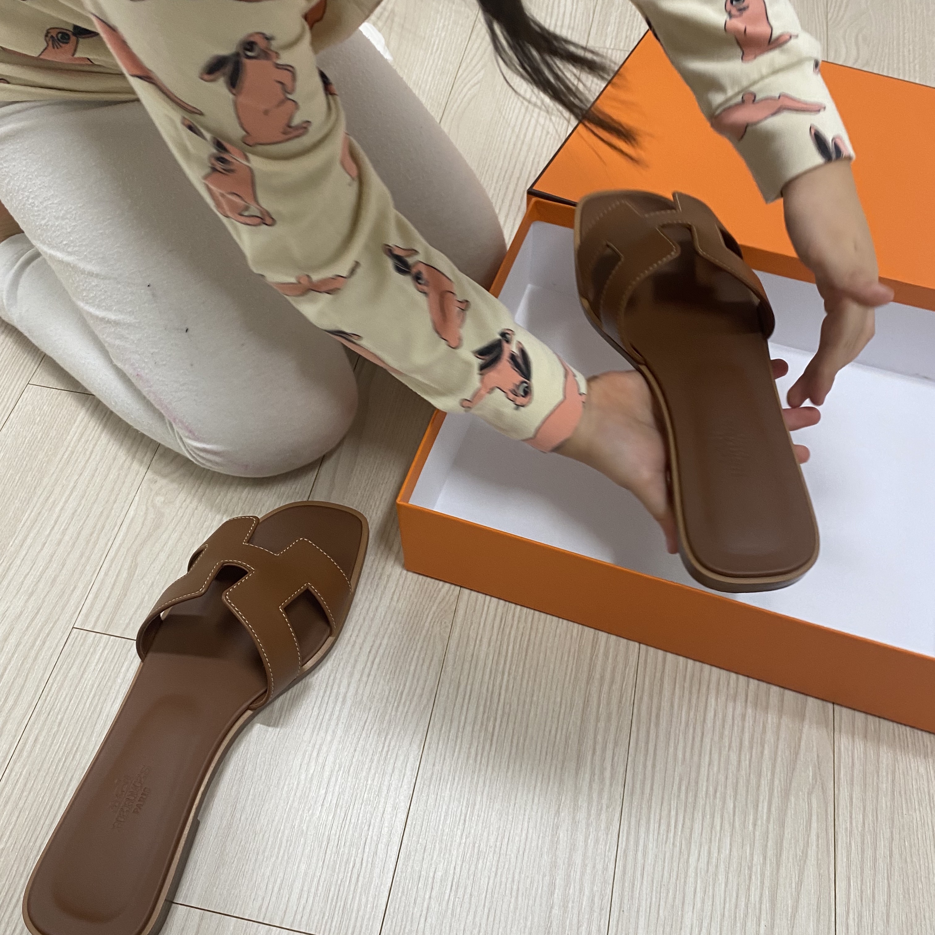 (W) Hermes Oran Sandal Calfskin & Gold Piqures Ecrues 착용 스타일 - 2