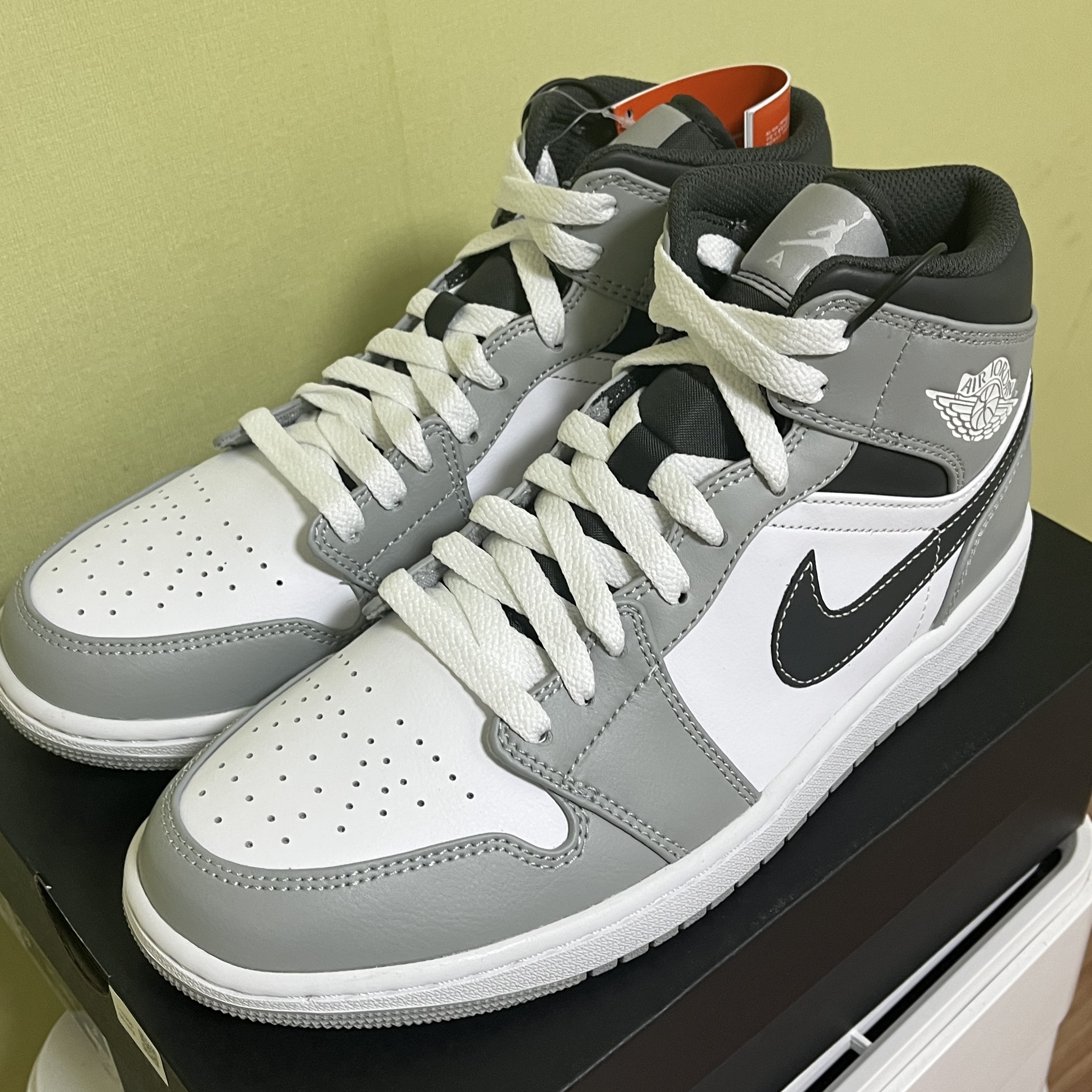 Jordan 1 Mid Light Smoke Grey Anthracite 착용 스타일 - 1