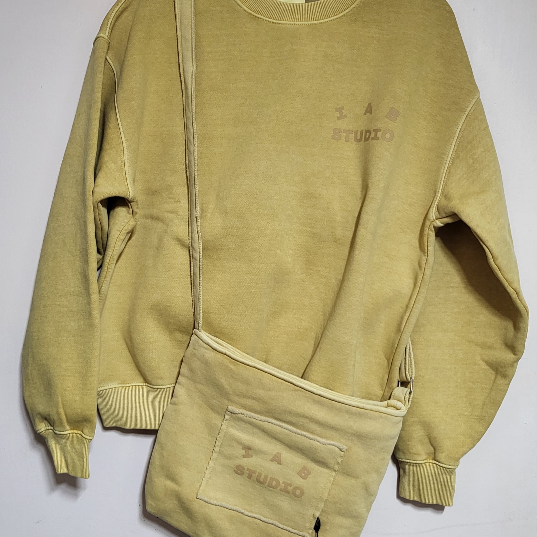 IAB Studio Pigment Sweatshirt & Mini Bag Mustard 착용 스타일