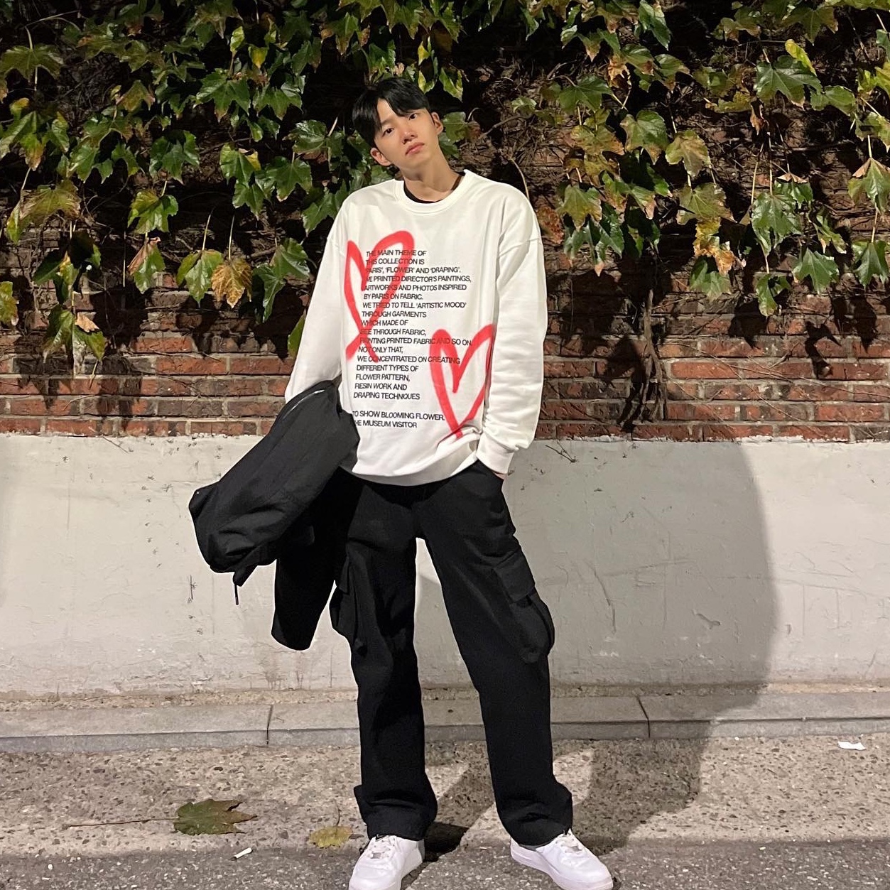 [KREAM 단독]The Museum Visitor Heart Sprayed Long Sleeve White - 22FW, [KREAM 단독] The Museum Visitor Heart Sprayed Sweatshirt White -22PF 착용 스타일