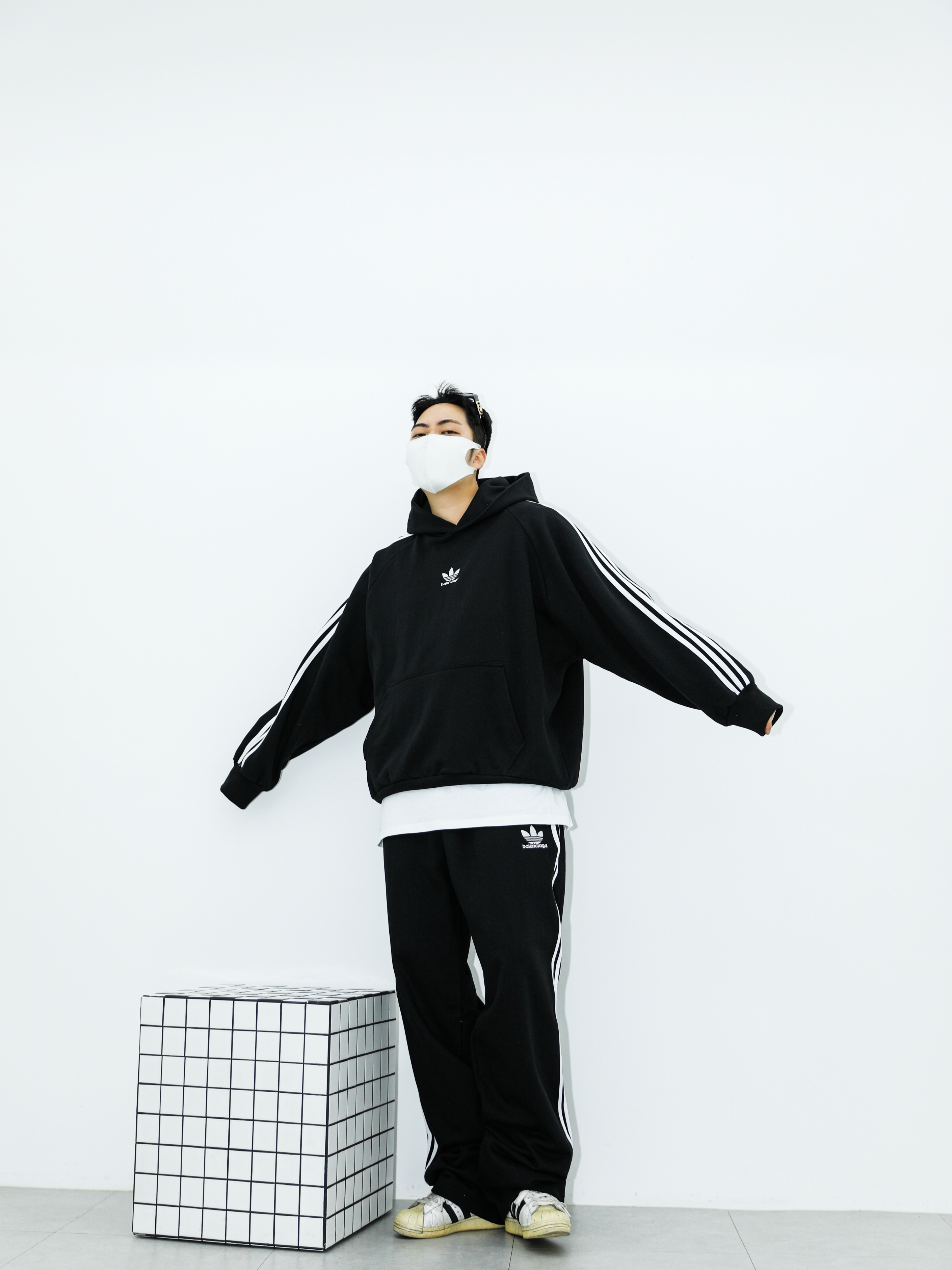 Balenciaga x Adidas Tailored Trousers Black, Balenciaga x Adidas Hoodie Large Fit Black 착용 스타일 - 1