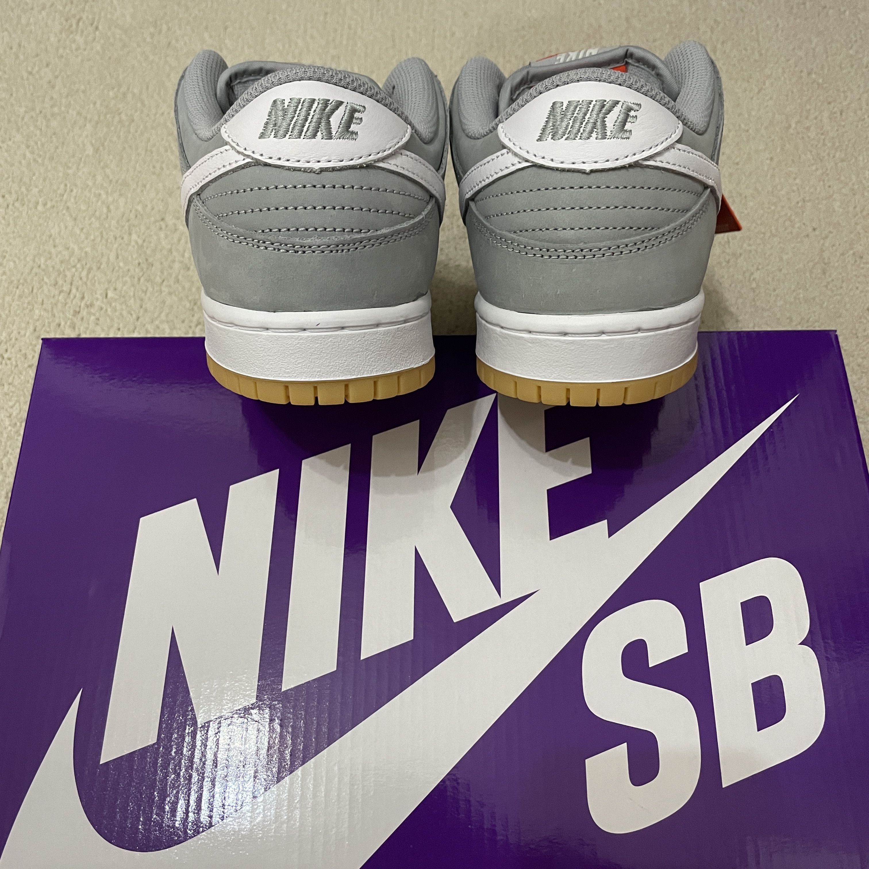 Nike Dunk Low Pro SB Wolf Grey White 착용 스타일 - 2