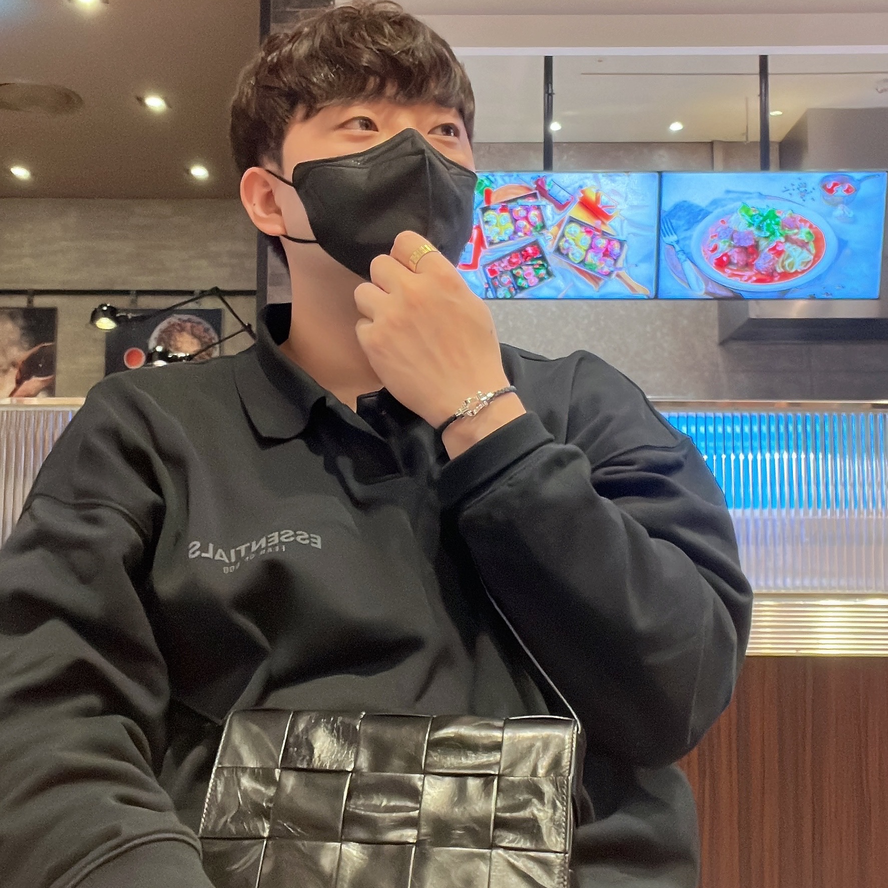 Essentials Long Sleeve Boxy Polo Black - 20FW, Bottega Veneta Leather Cassette Black 착용 스타일