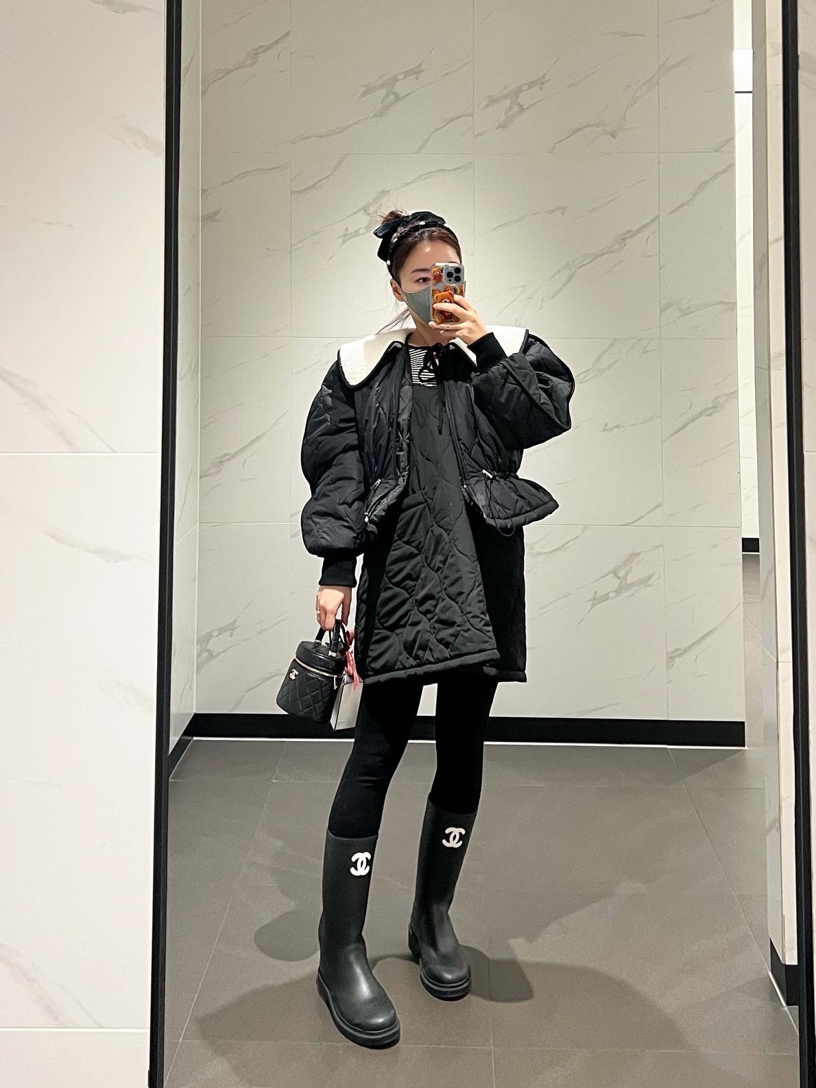 (W) Chanel Boots Caoutchouc & Black, Dior Saddle Bag Grained Calfskin Black 착용 스타일 - 1