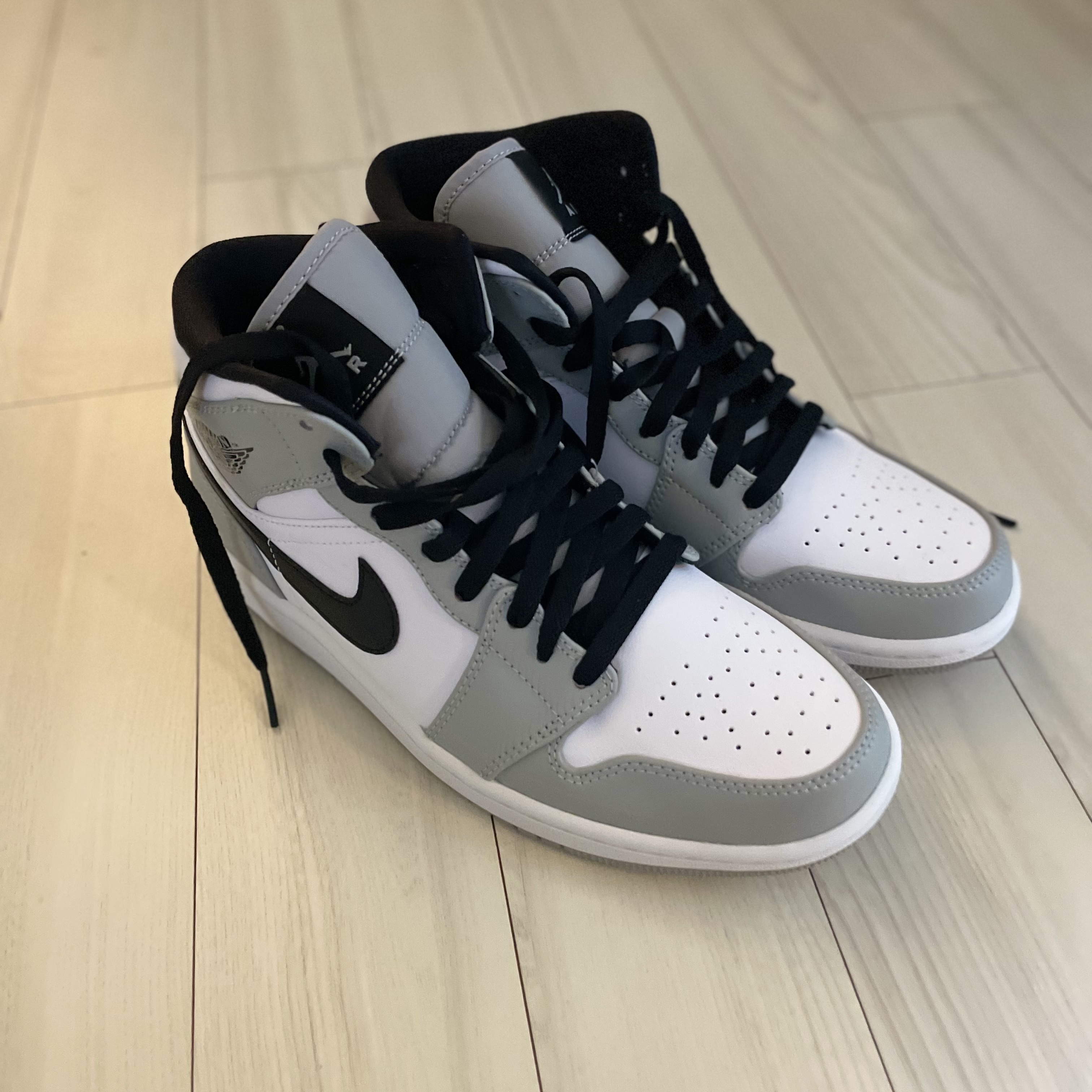 Jordan 1 Mid Light Smoke Grey 착용 스타일 - 2