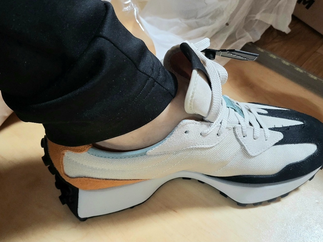 New Balance 327 Moonbeam Blue 착용 스타일 - 2