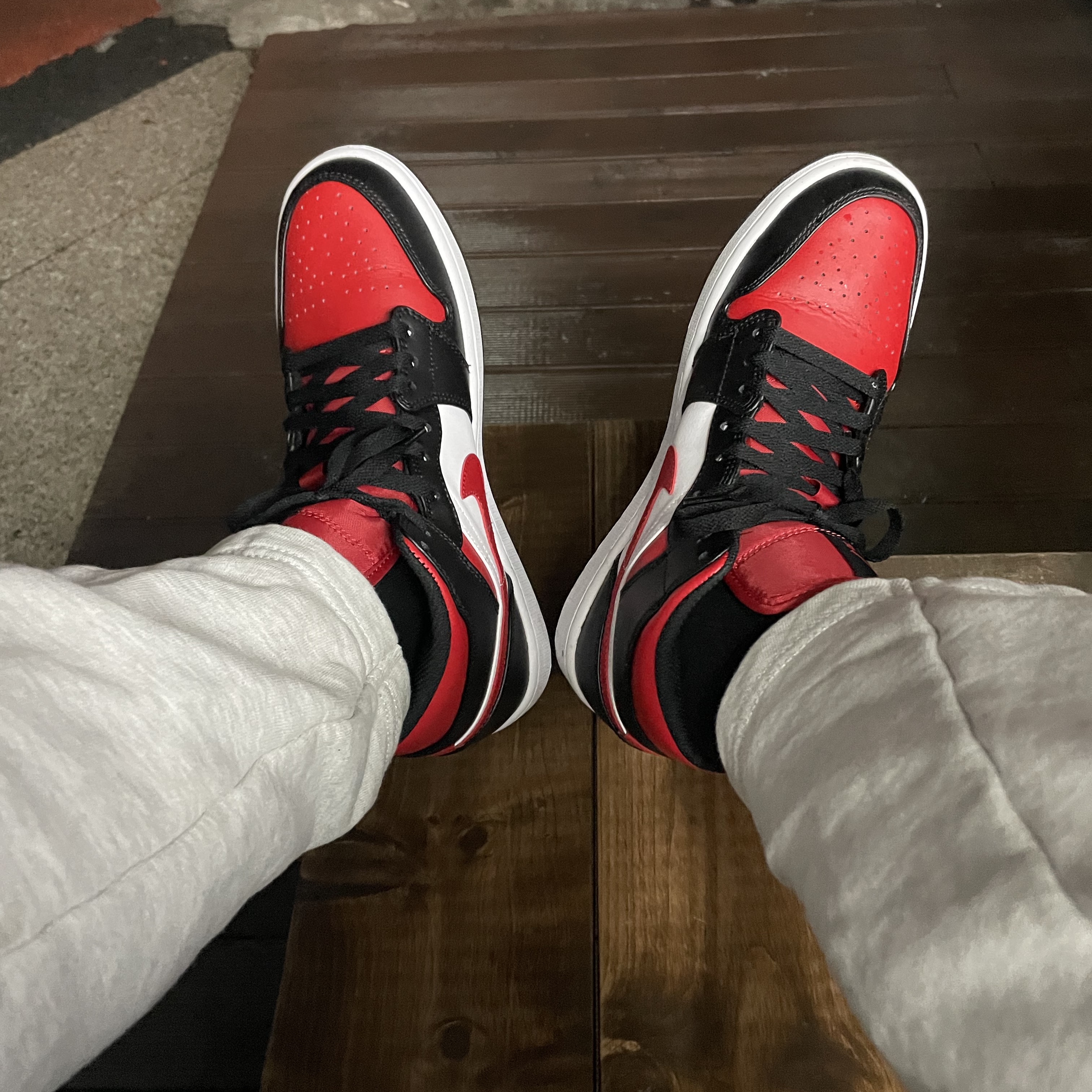 Jordan 1 Mid Black Fire Red 착용 스타일 - 2