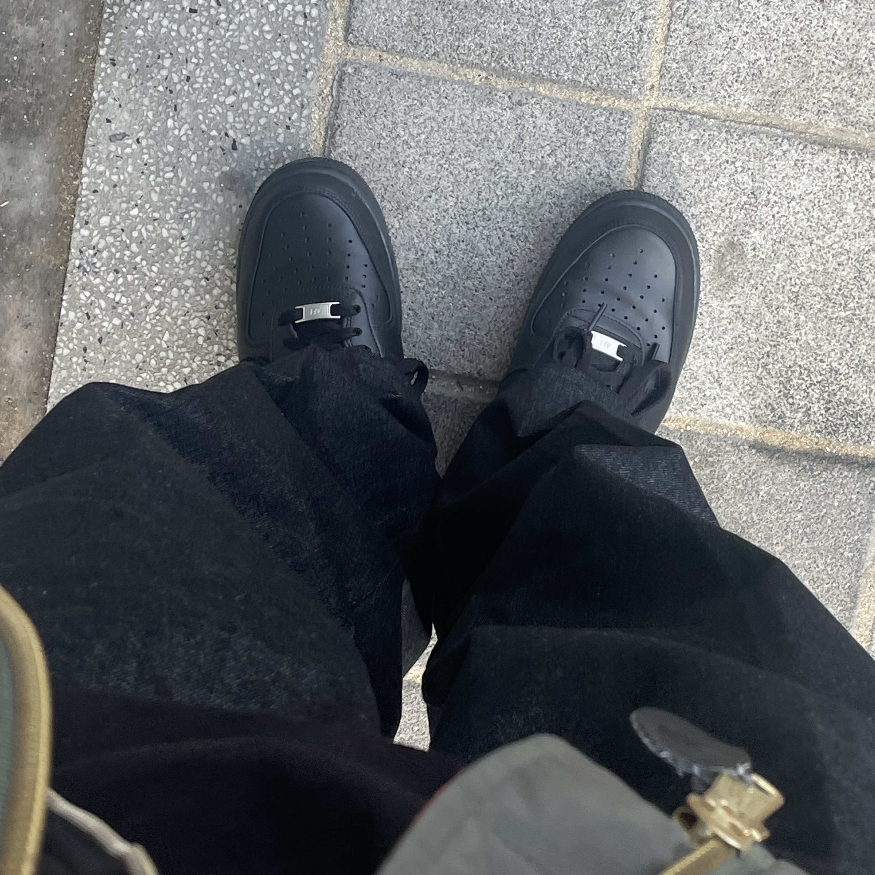Nike Air Force 1 '07 Low Triple Black 착용 스타일