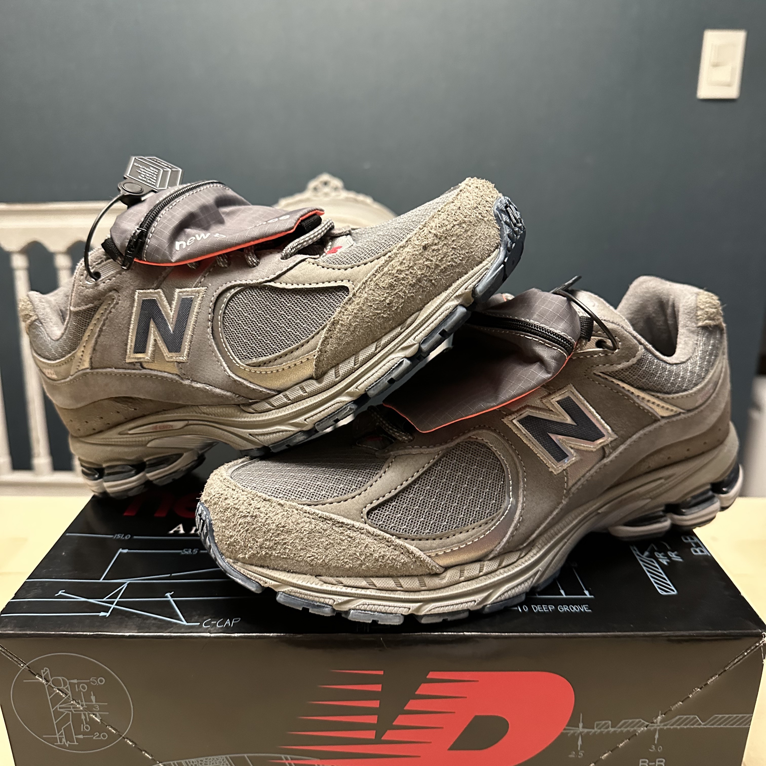 New Balance 2002R Premium Vintage Grey 착용 스타일