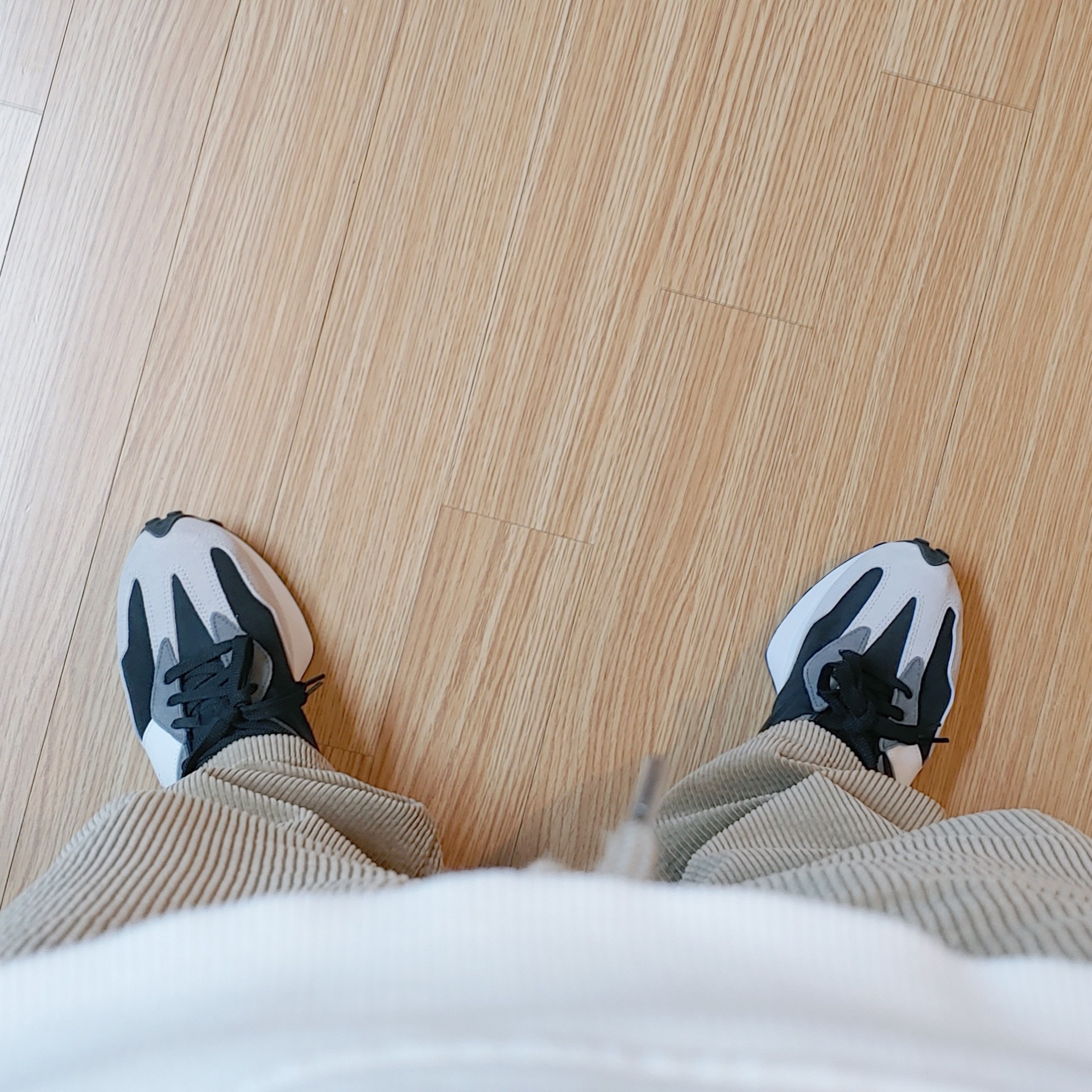 New Balance 327 Black Grey 착용 스타일 - 3