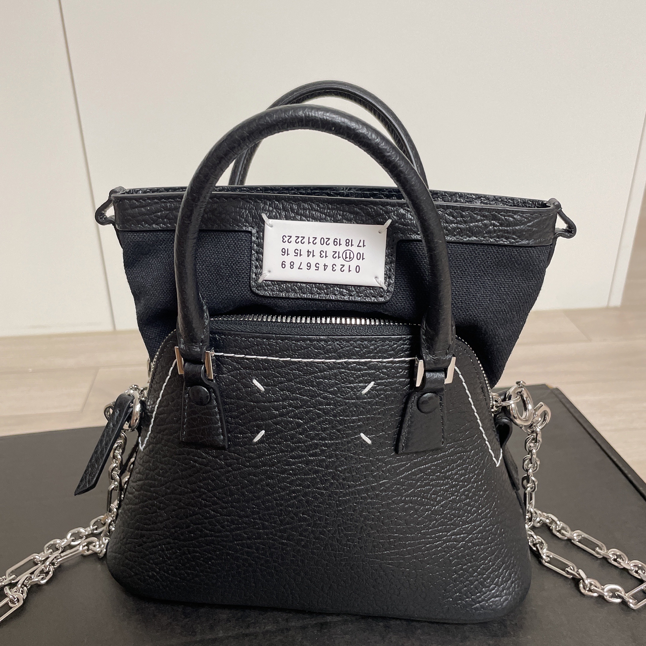 Maison Margiela 5AC Micro Bag Black 착용 스타일 - 2
