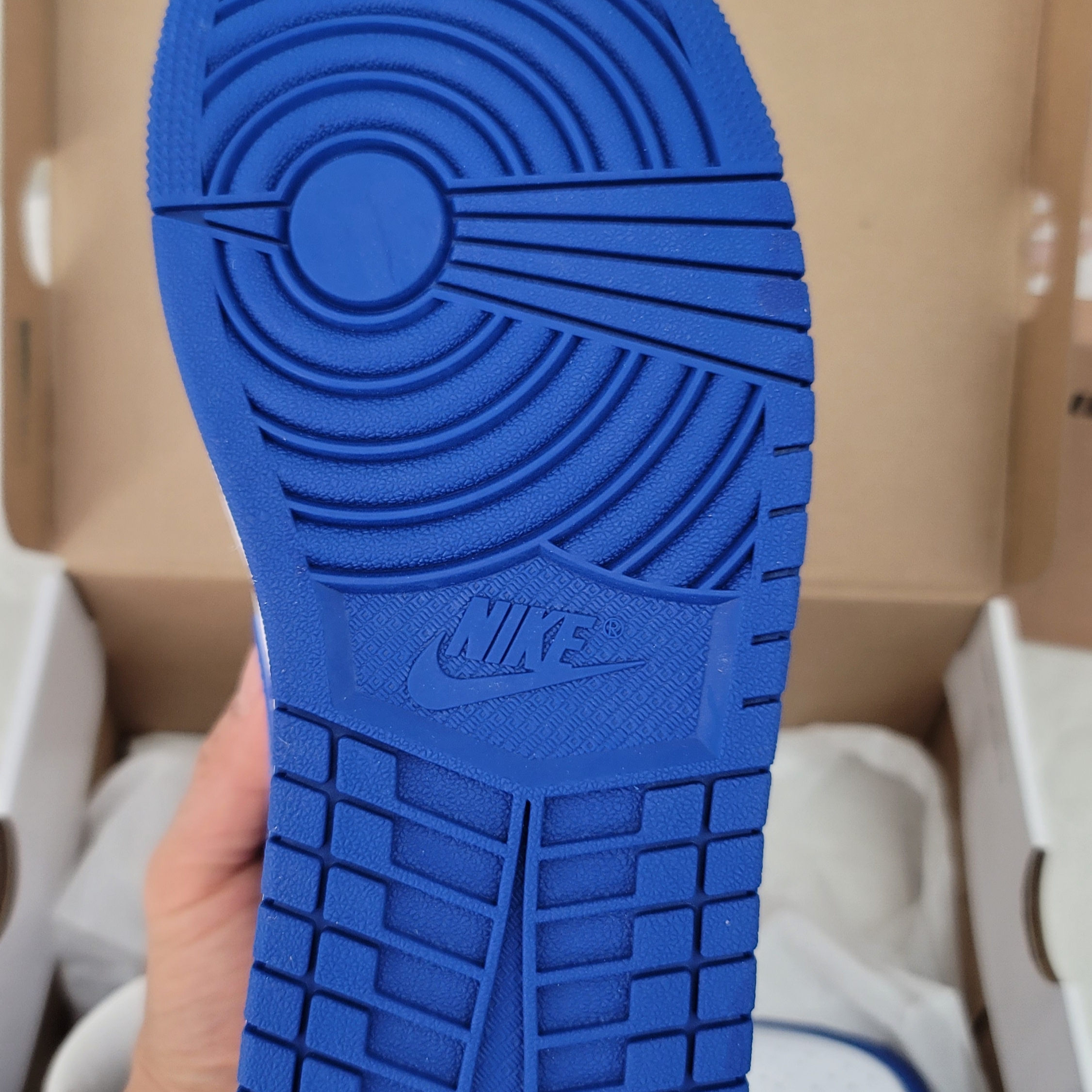 (W) Jordan 1 Mid White Hyper Royal 착용 스타일 - 4