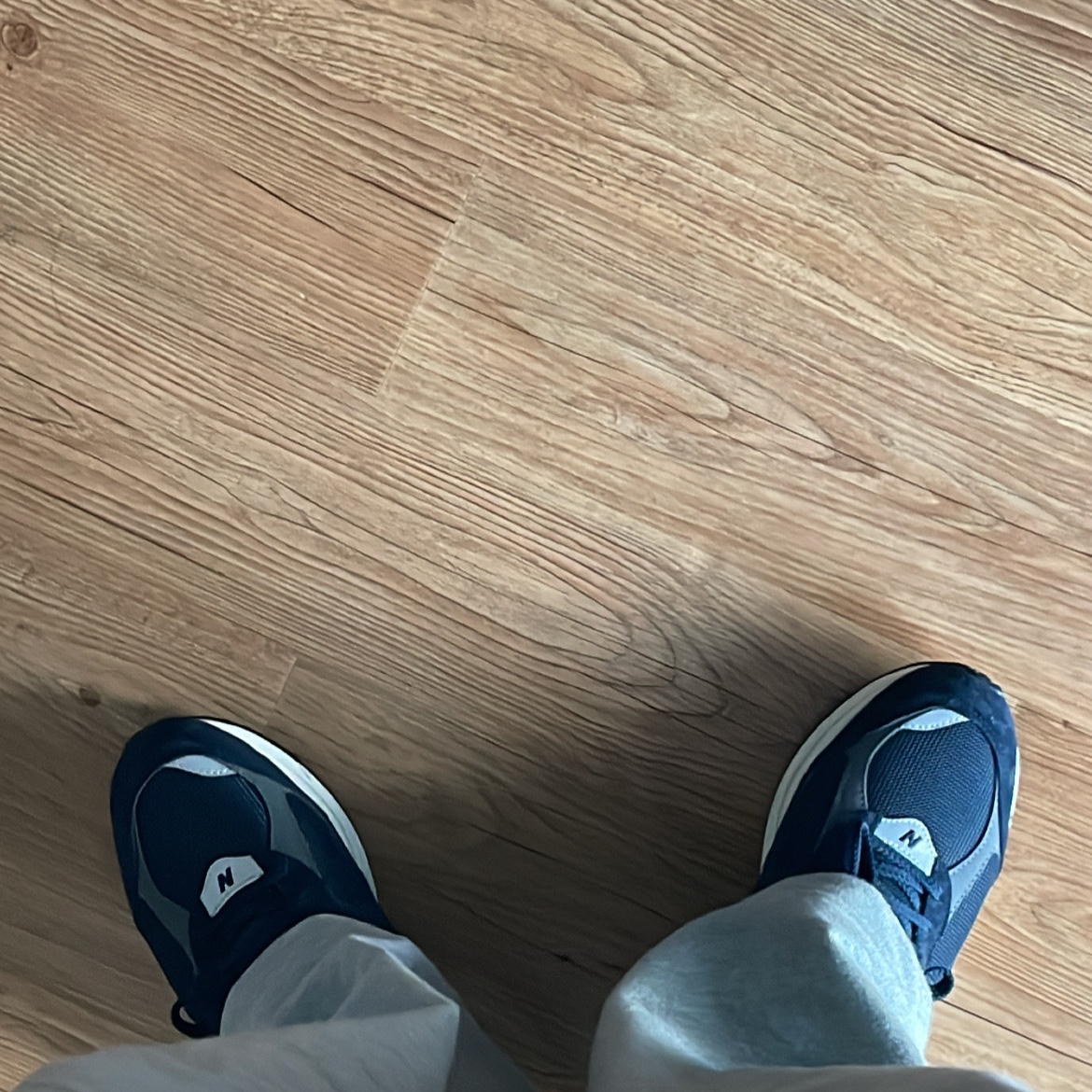 New Balance 2002R Eclipse Castlerock 착용 스타일 - 2