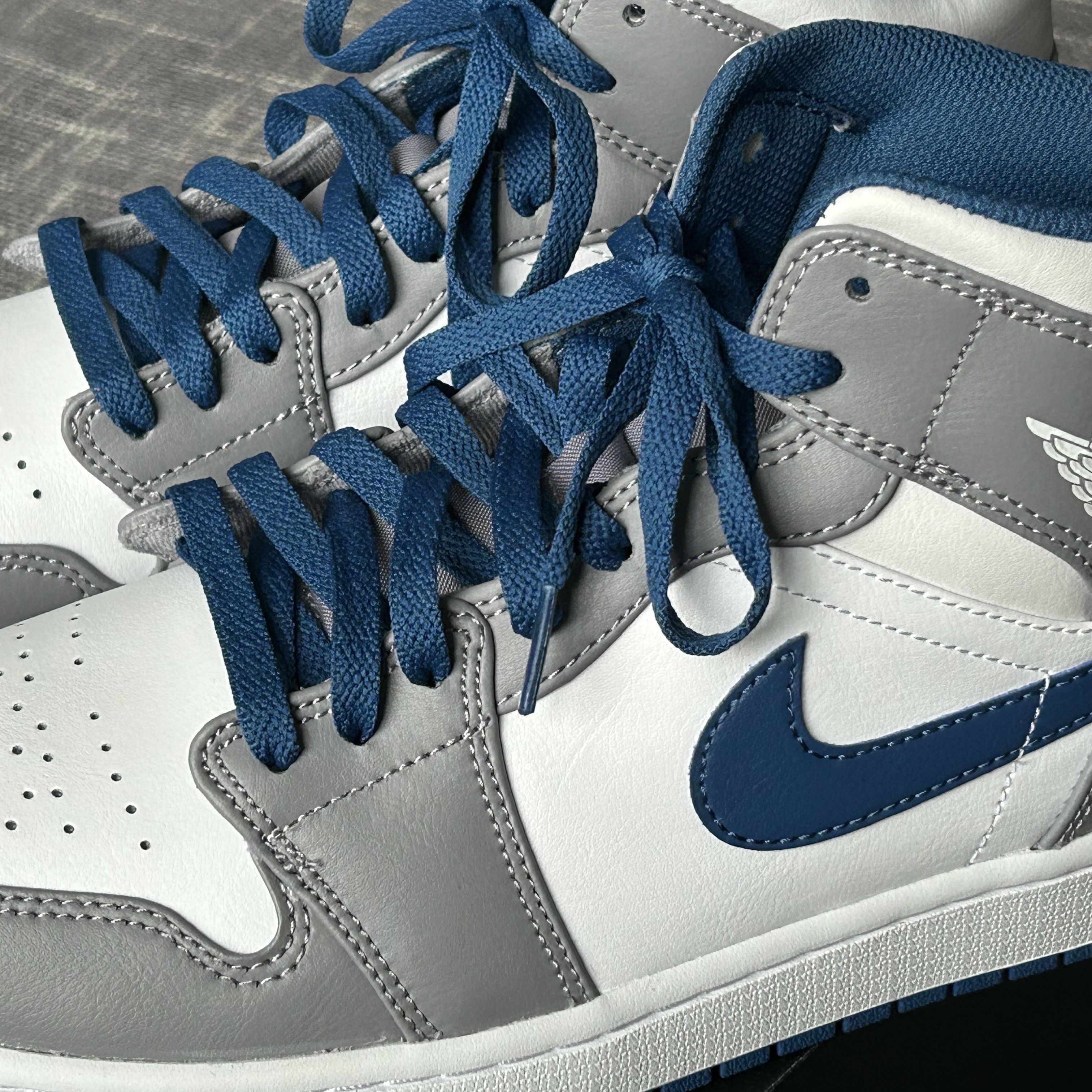 Jordan 1 Mid Cement Grey True Blue 착용 스타일