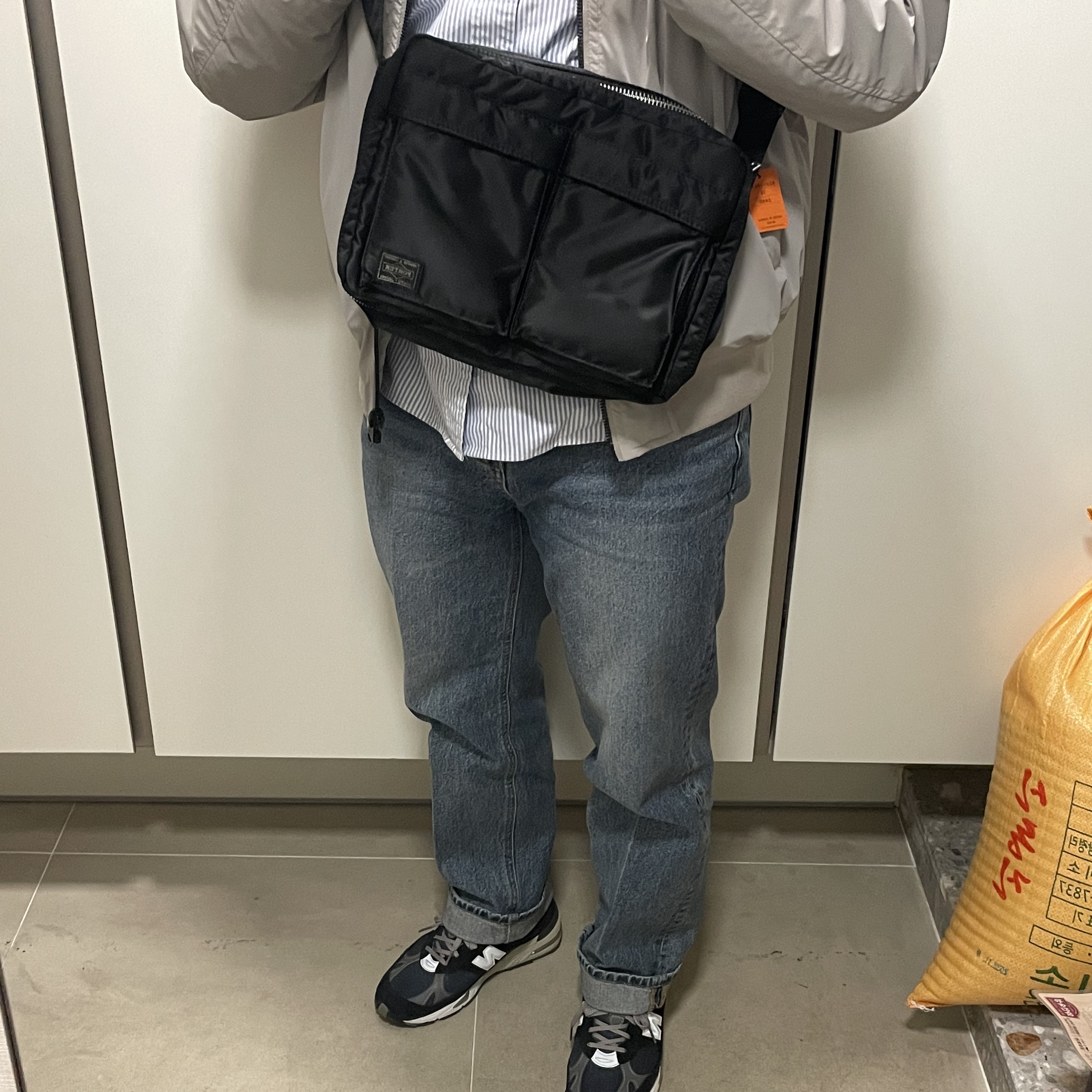 Porter Tanker Shoulder Bag L Black 착용 스타일