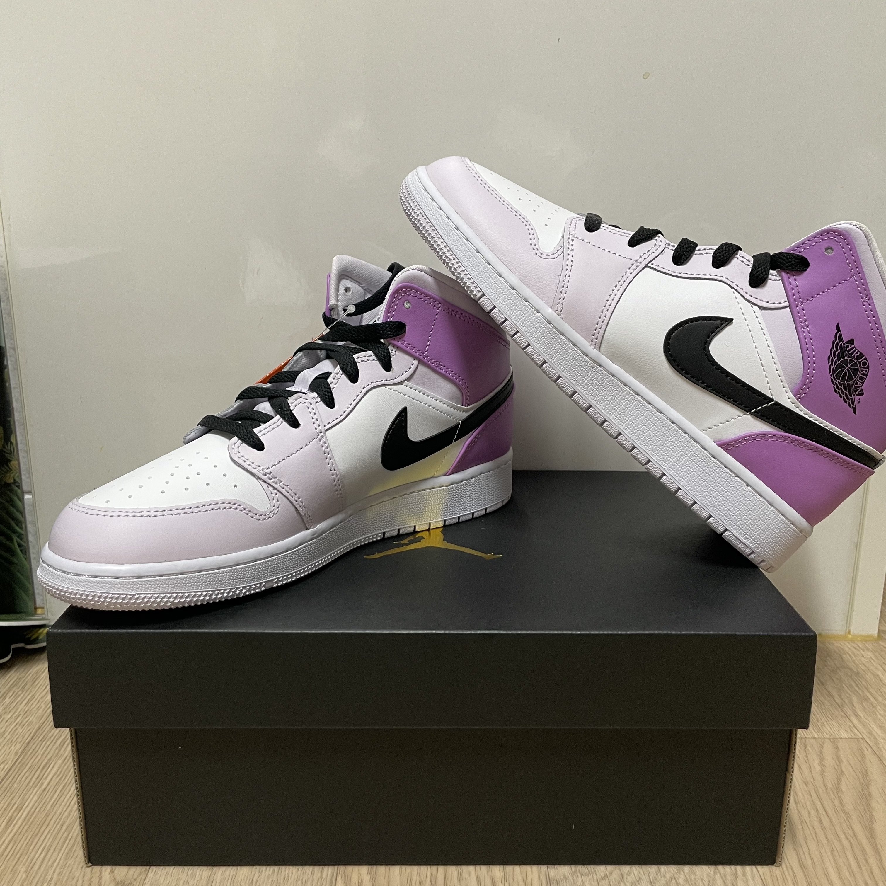 (GS) Jordan 1 Mid Barely Grape White 착용 스타일 - 2