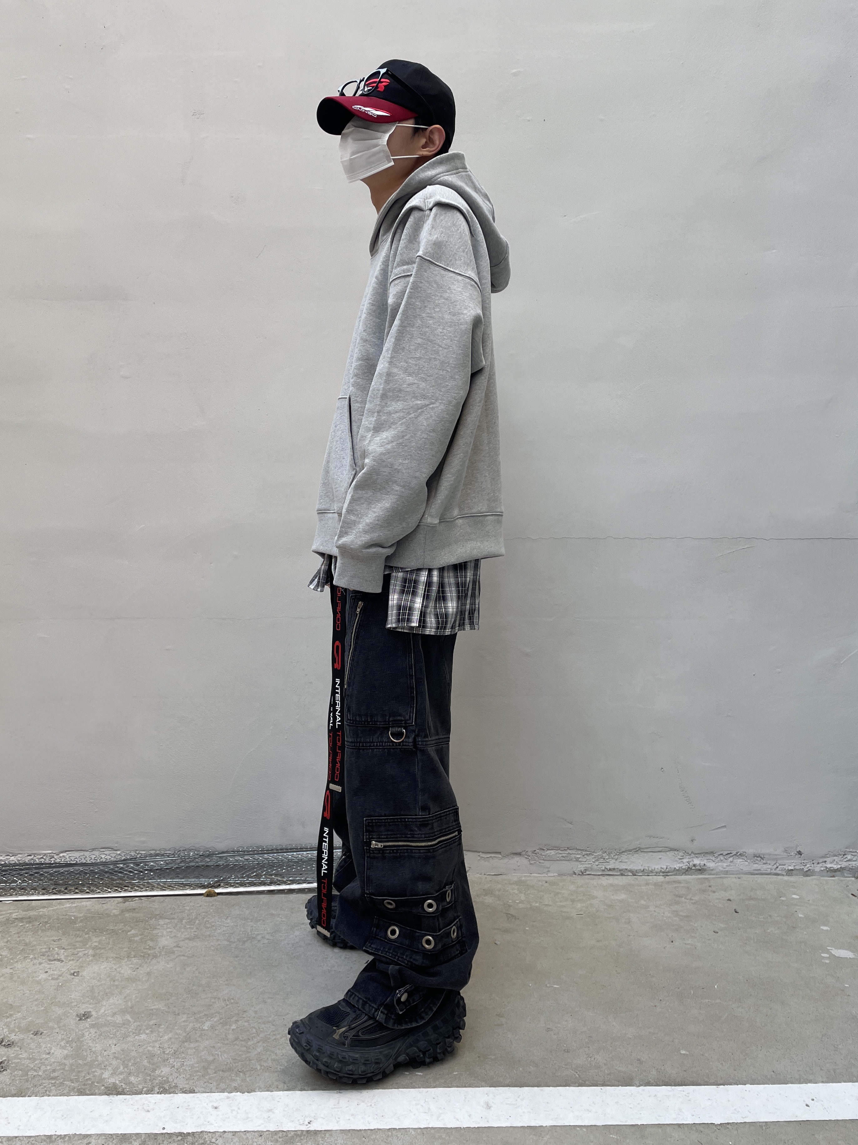 Balenciaga Defender Sneakers Black, Project G/R Flight Denim Pants Black 착용 스타일 - 1