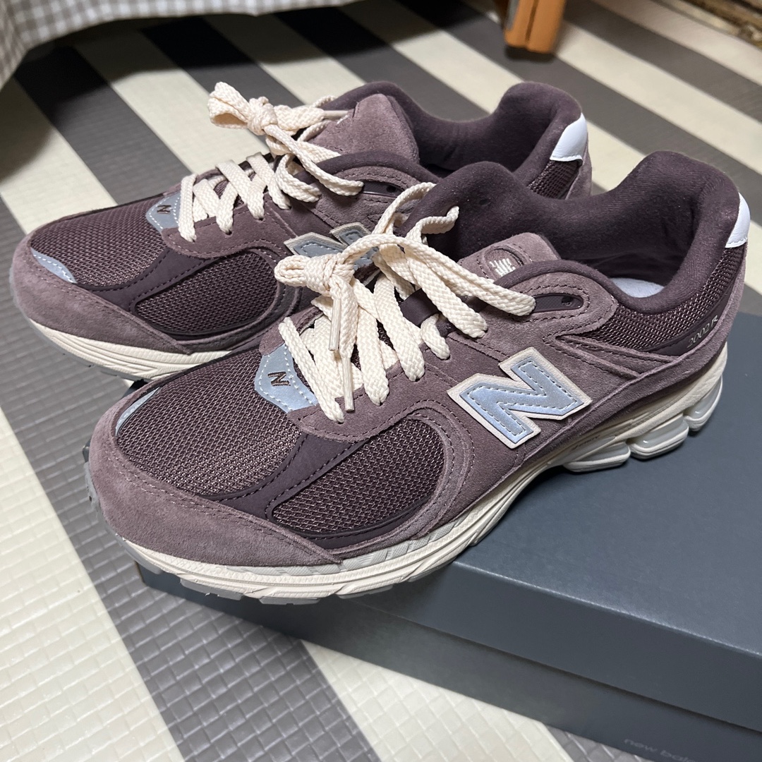 New Balance 2002R Black Fig 착용 스타일 - 1