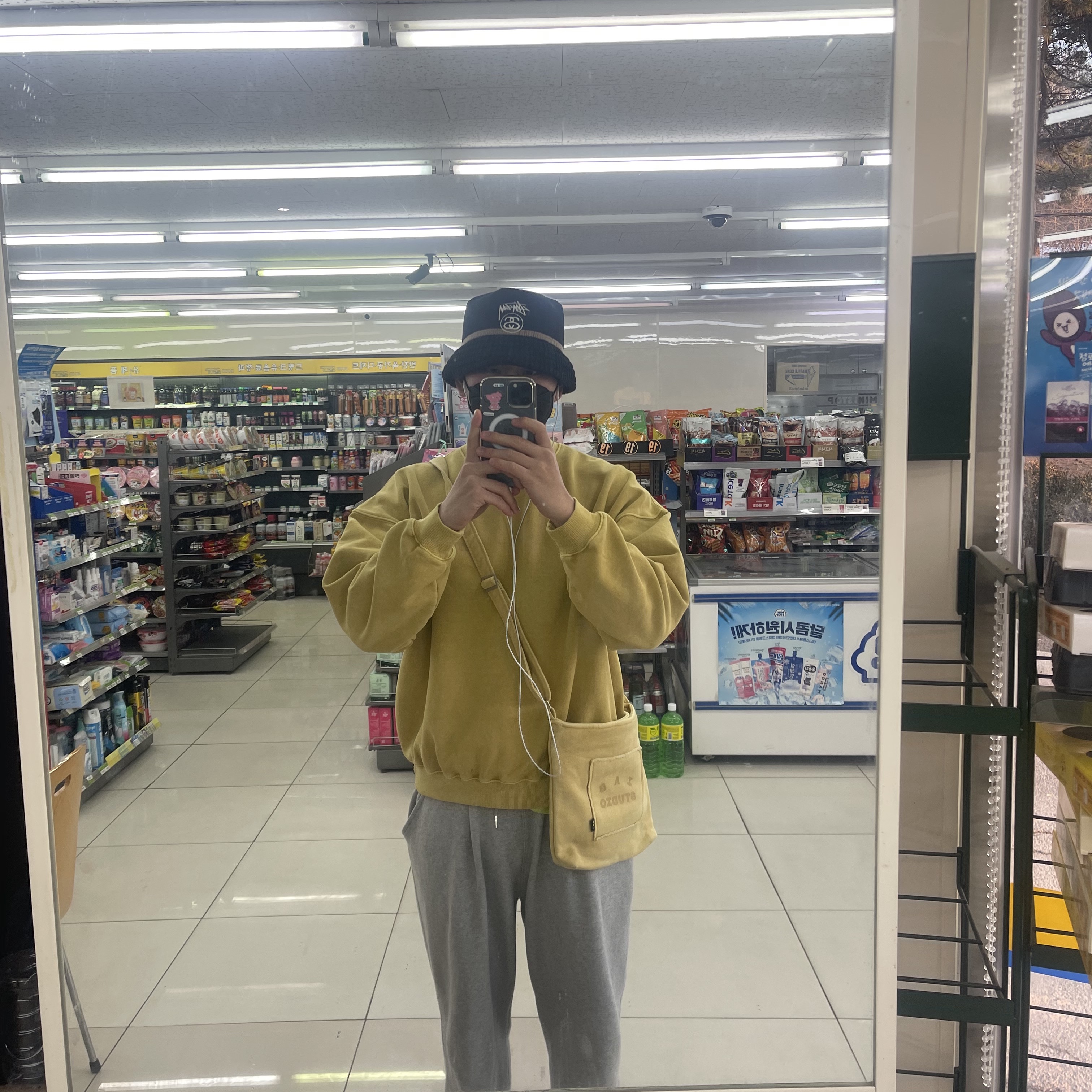 IAB Studio Pigment Sweatshirt & Mini Bag Mustard, Stussy SS Link Knit Bucket Hat Black 착용 스타일 - 1