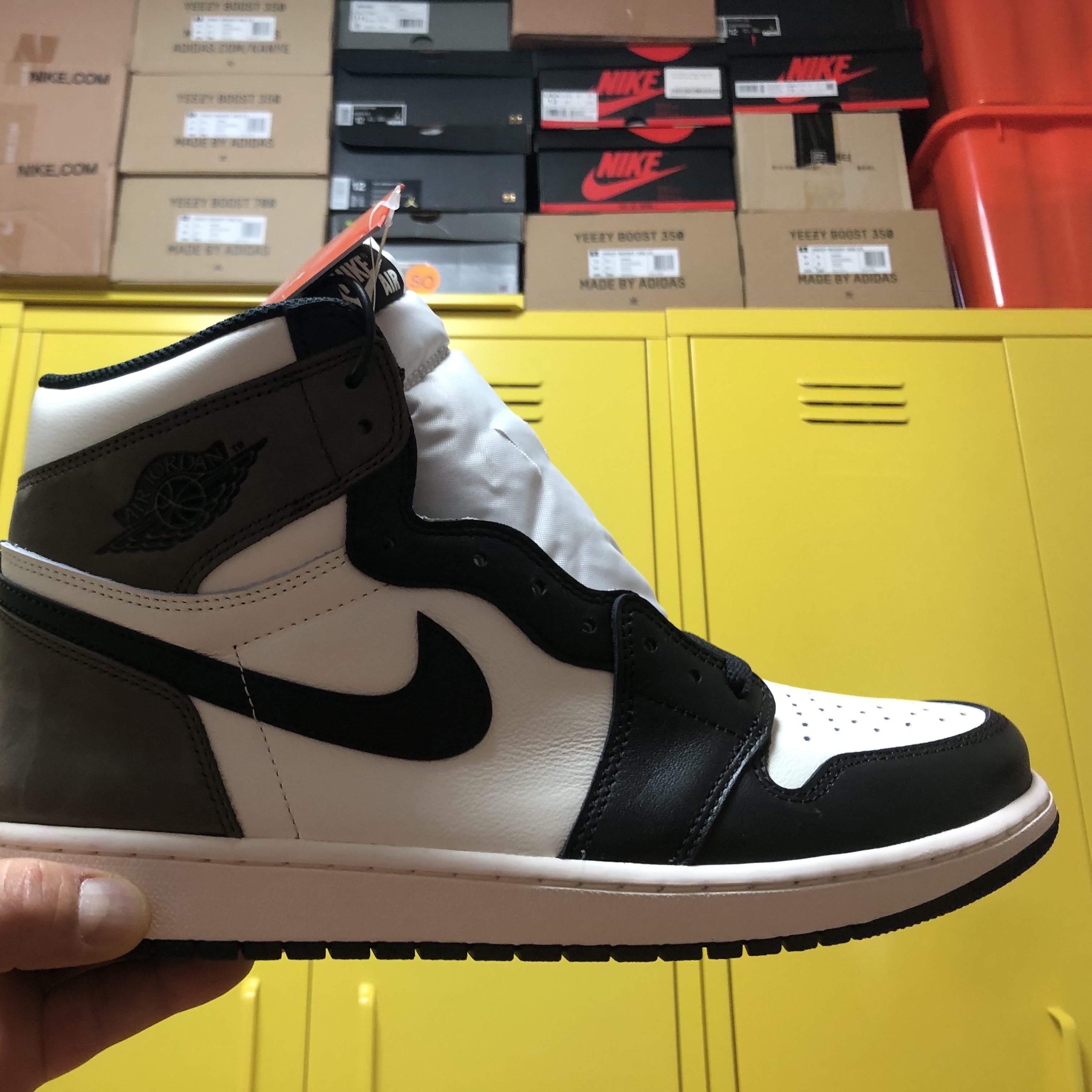 Jordan 1 Retro High OG Black Mocha 착용 스타일 - 2