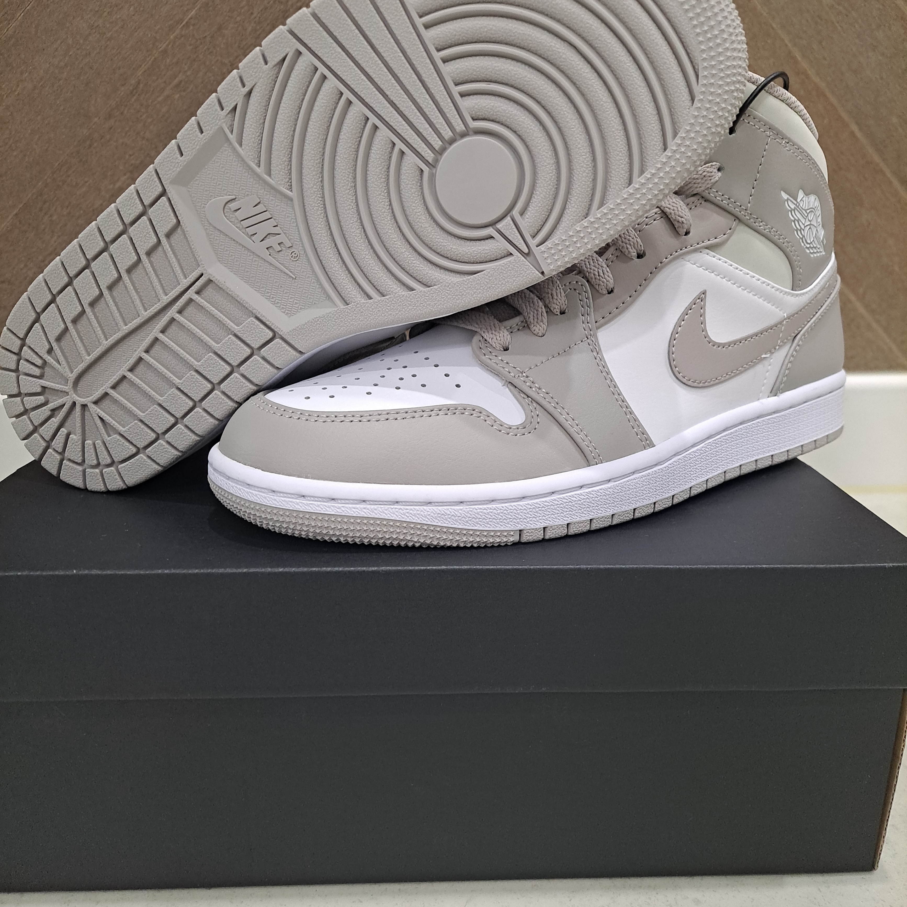 Jordan 1 Mid College Grey 착용 스타일 - 2