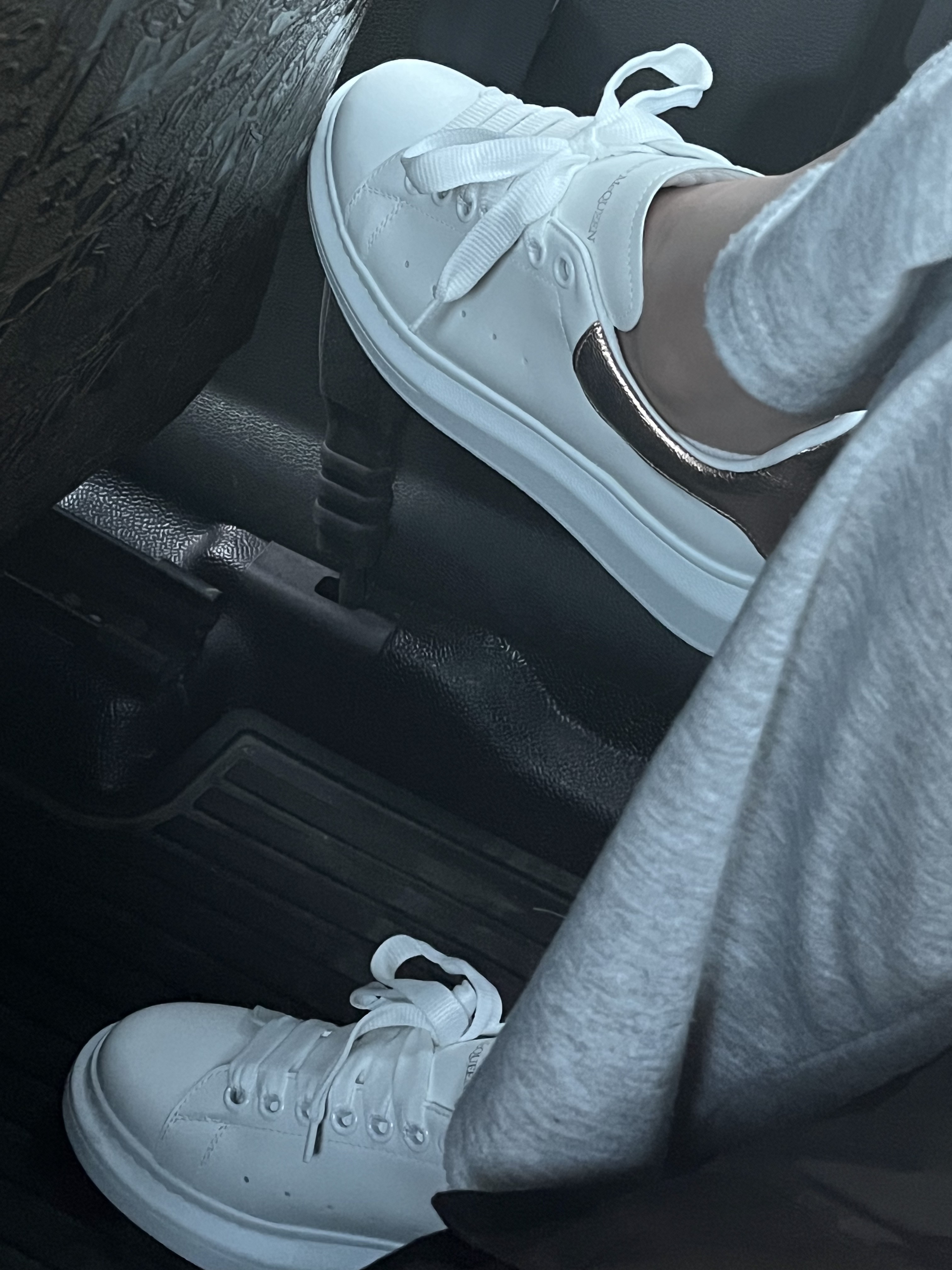 (W) Alexander McQueen Oversized Sneakers White Rose Gold 착용 스타일