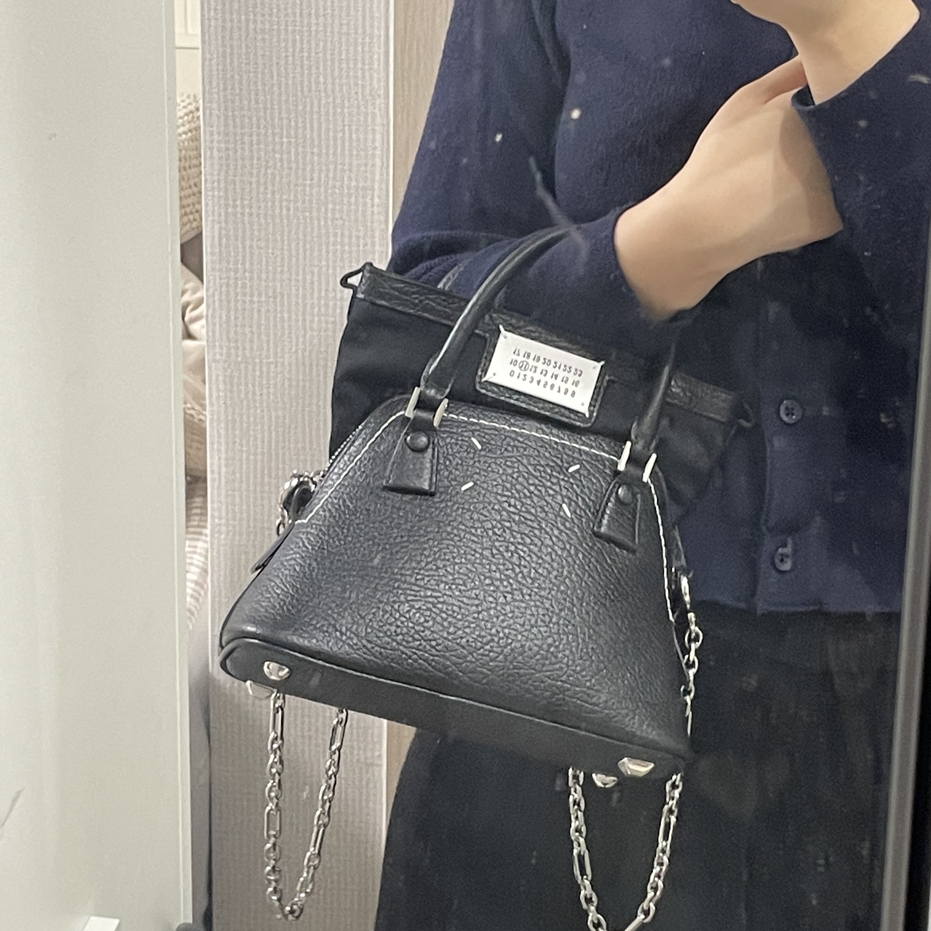 Maison Margiela 5AC Micro Bag Black 착용 스타일 - 4