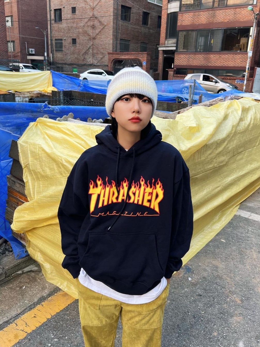 Thrasher Flame Hood Black 착용 스타일 - 2