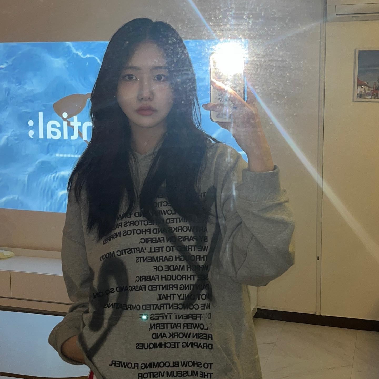 The Museum Visitor Heart Sprayed Hoody Grey - 22PF 착용 스타일