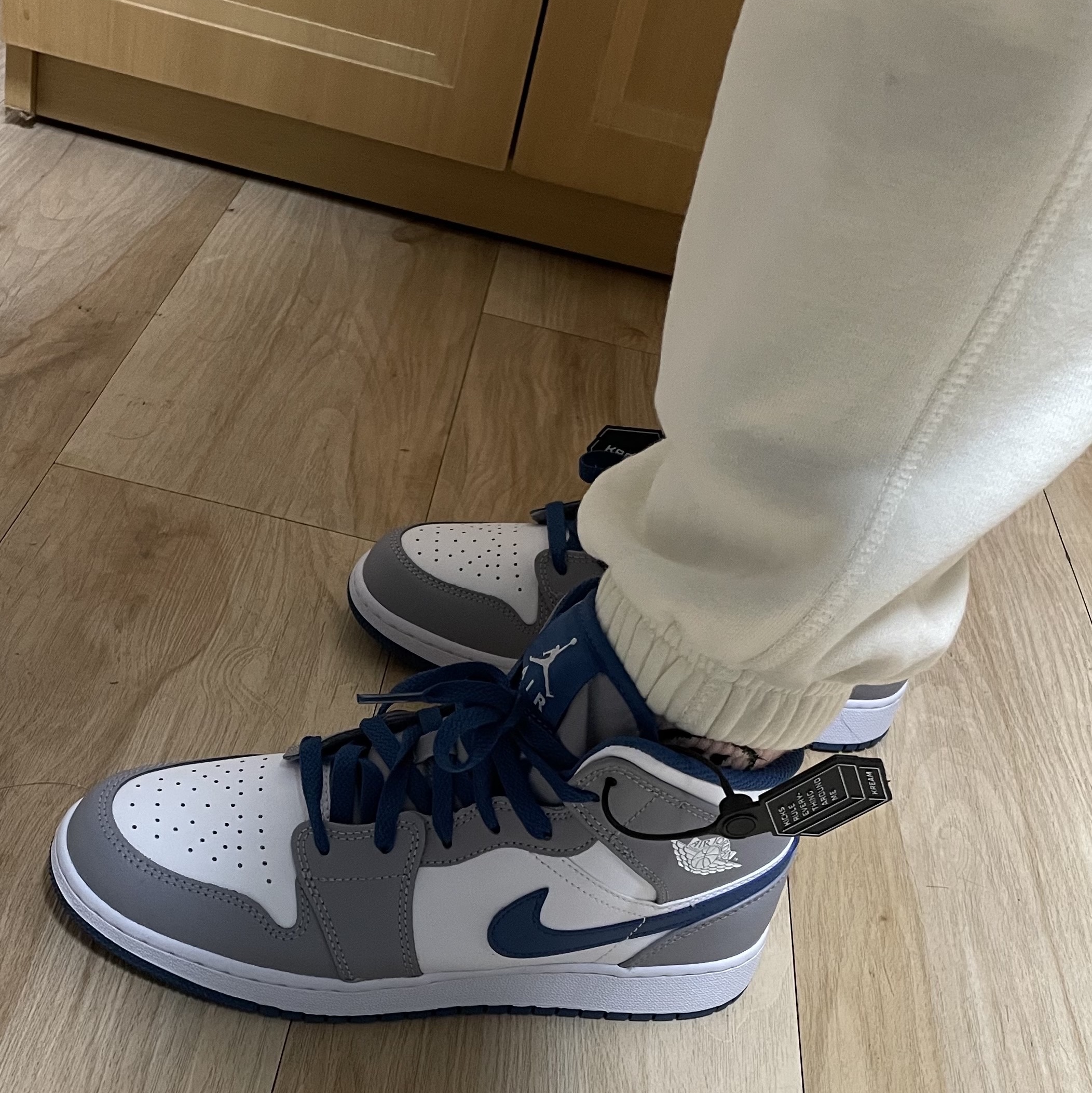 (GS) Jordan 1 Mid Cement Grey True Blue 착용 스타일 - 2