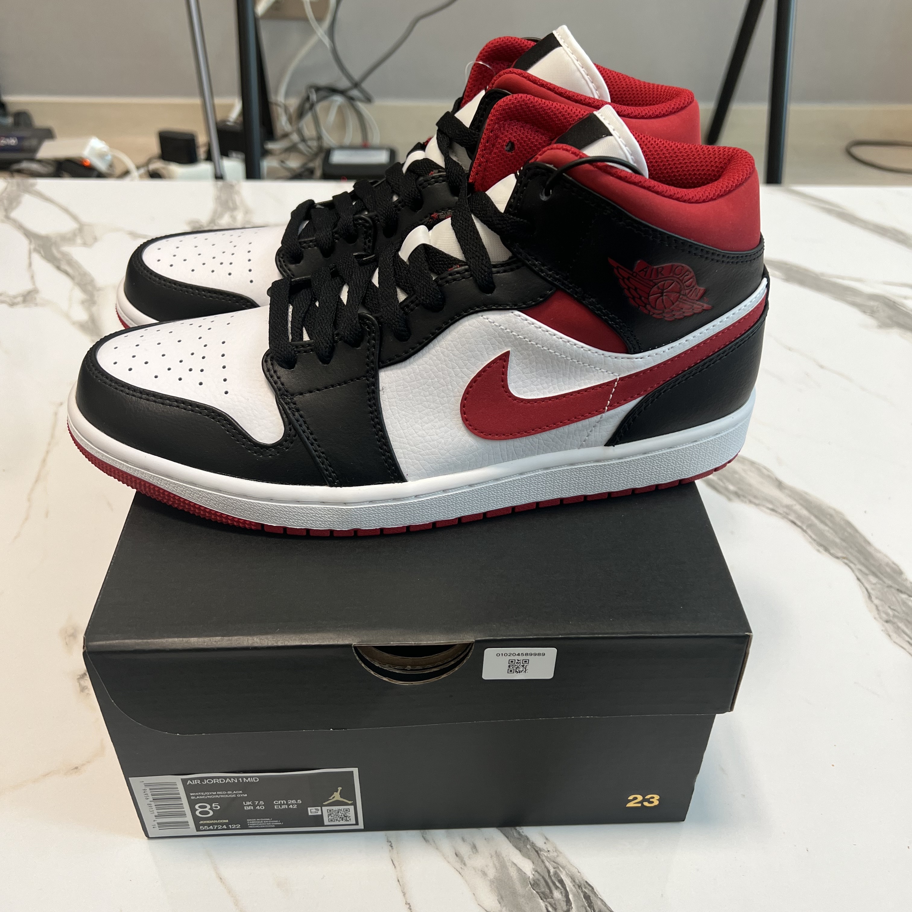 Jordan 1 Mid Gym Red Black White 착용 스타일 - 1