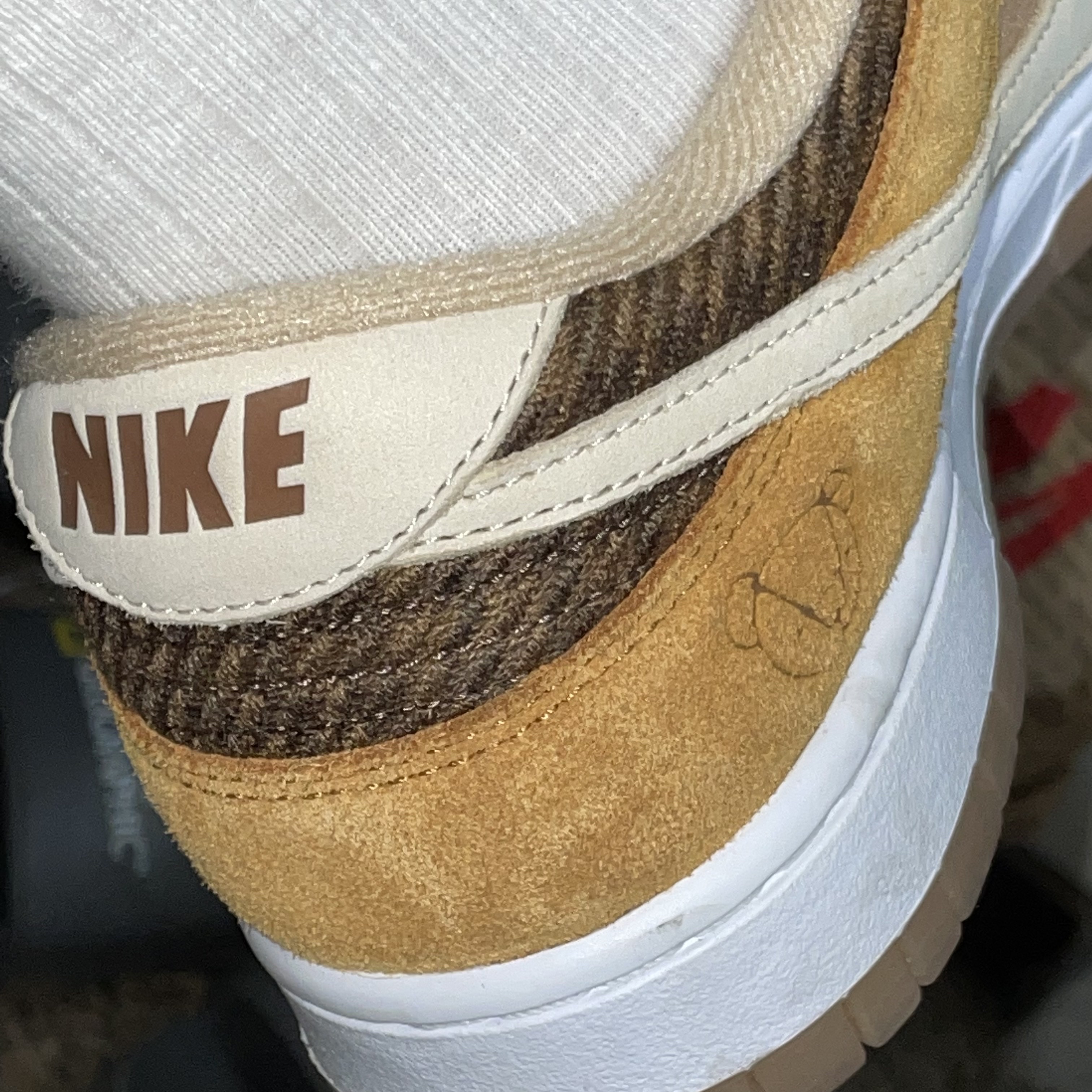 Nike Dunk Low SE Praline Desert Ochre 착용 스타일 - 2
