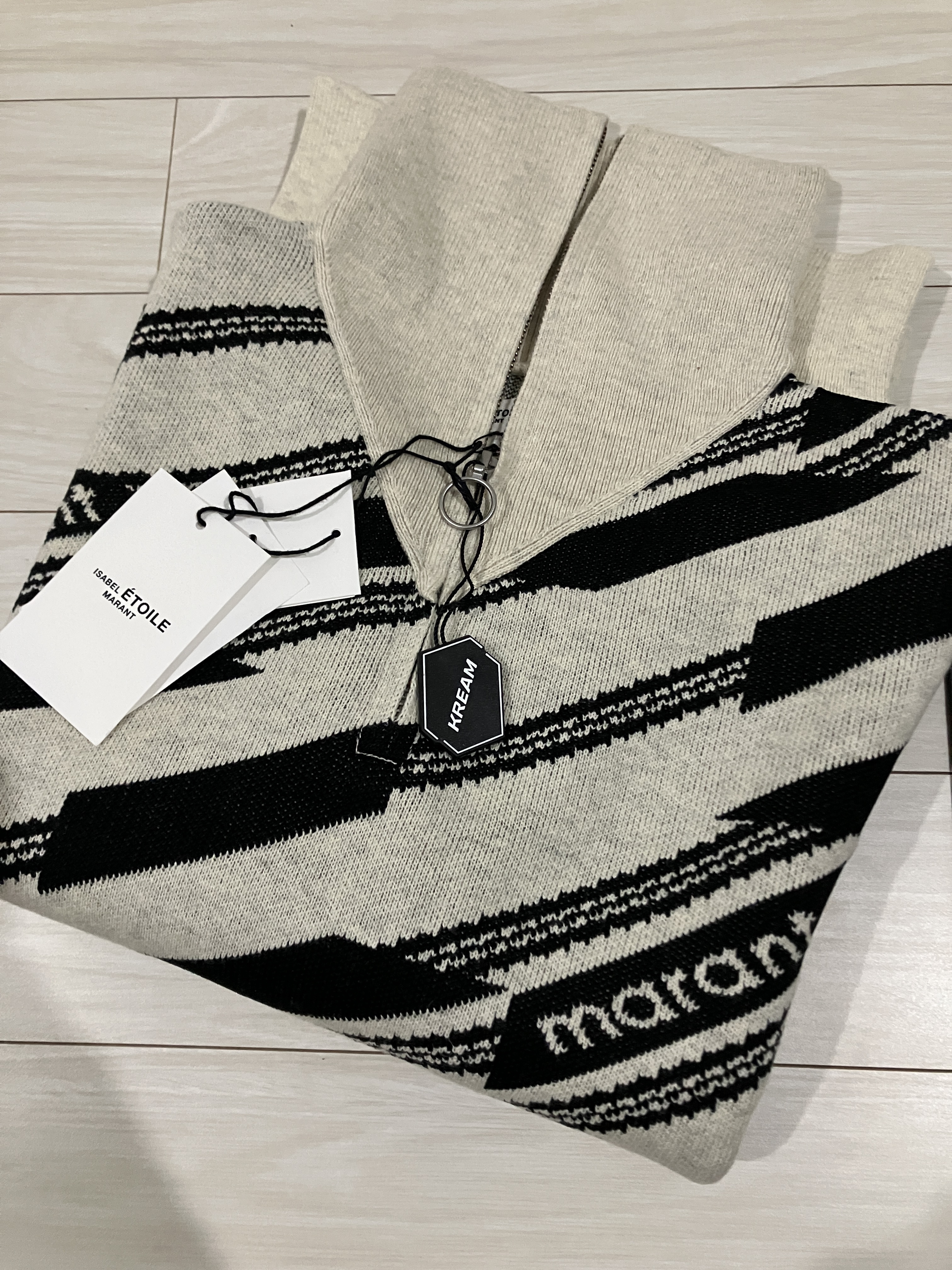 (W) Isabel Marant Edison Logo Sweater Ecru Black - 22SS, (W) Autry Medalist Low Leather Sneakers Black White 착용 스타일 - 1