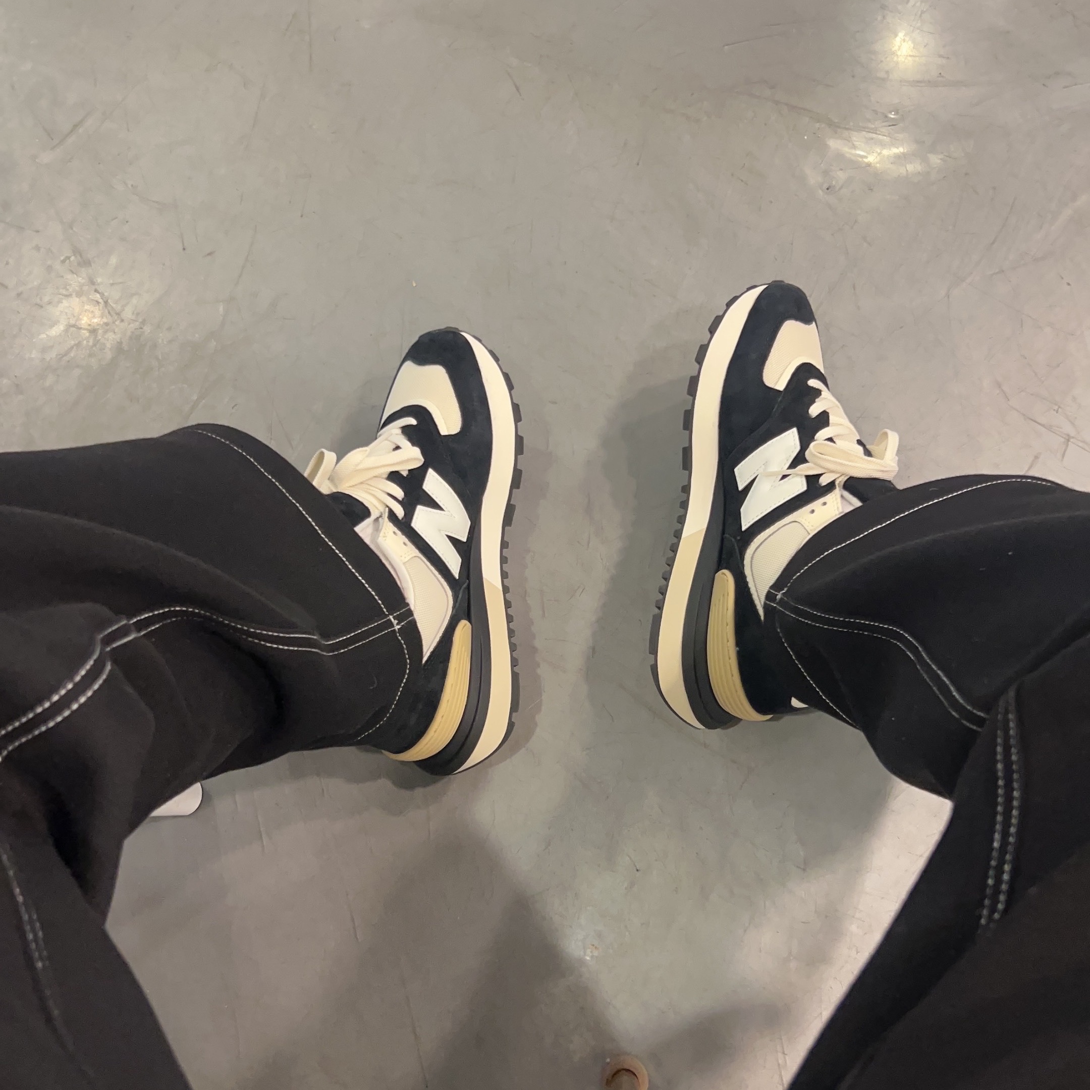 New Balance 574 Legacy Black Angora 착용 스타일 - 1