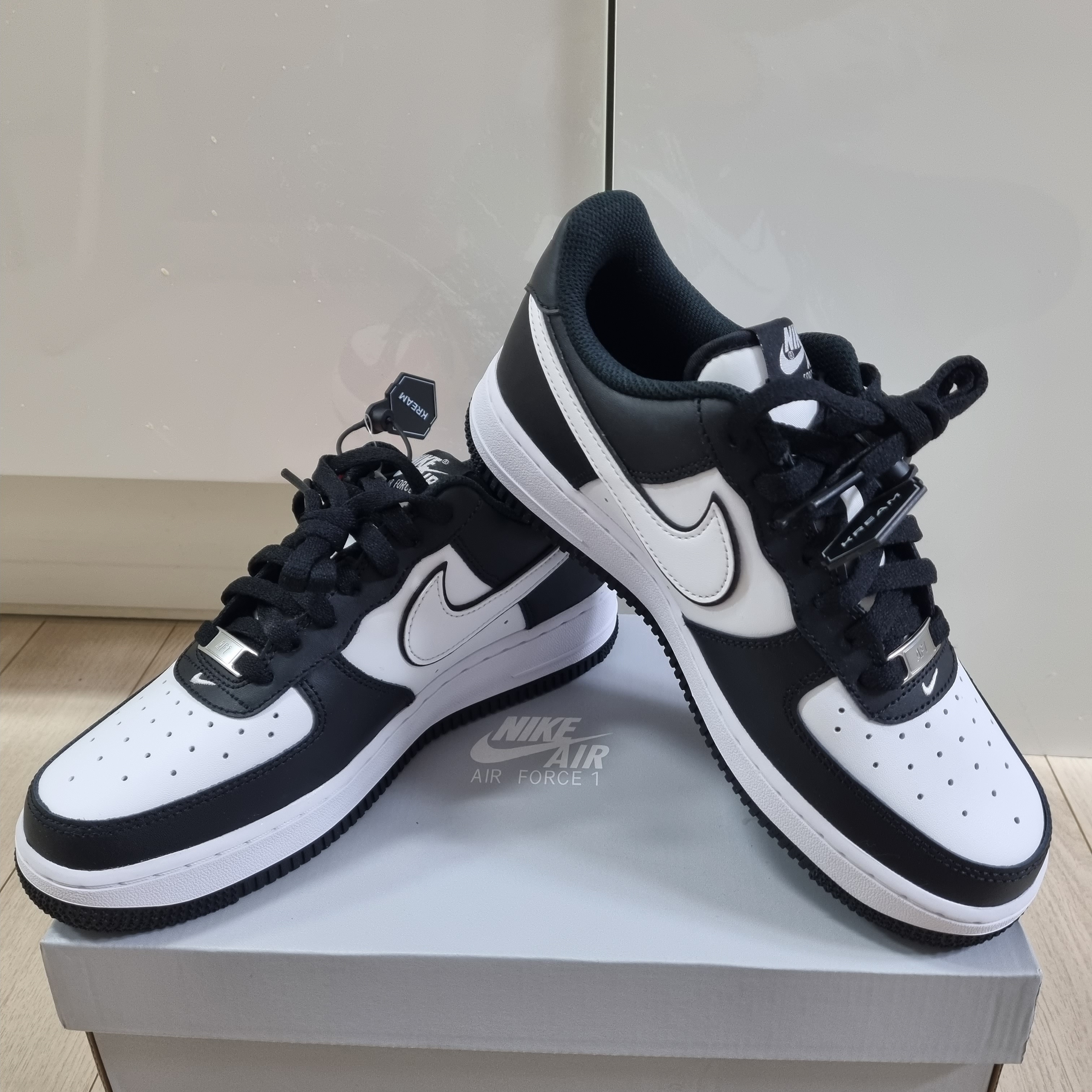 Nike Air Force 1 '07 Black White 착용 스타일 - 2
