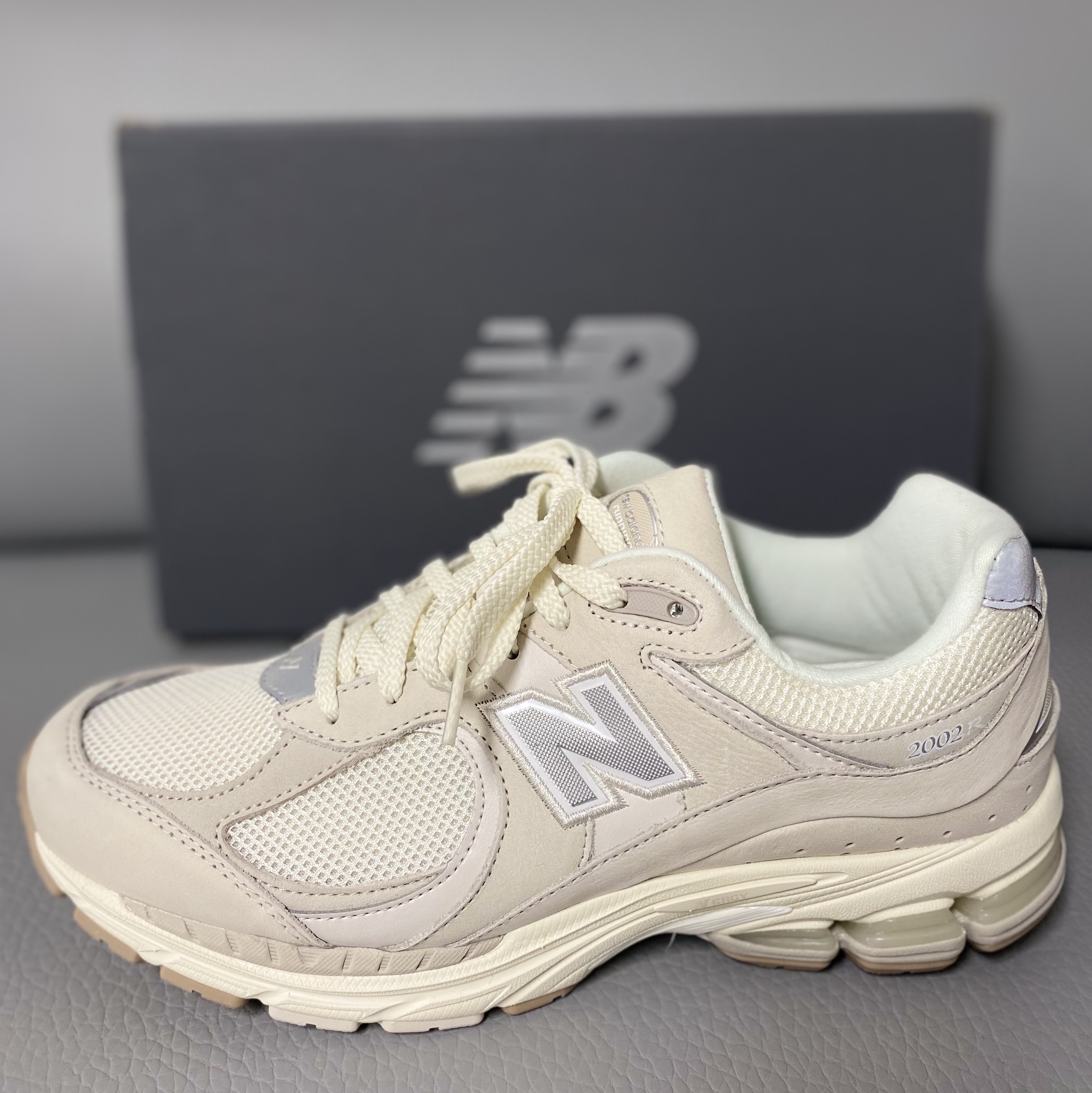 New Balance 2002R White Ivory 착용 스타일