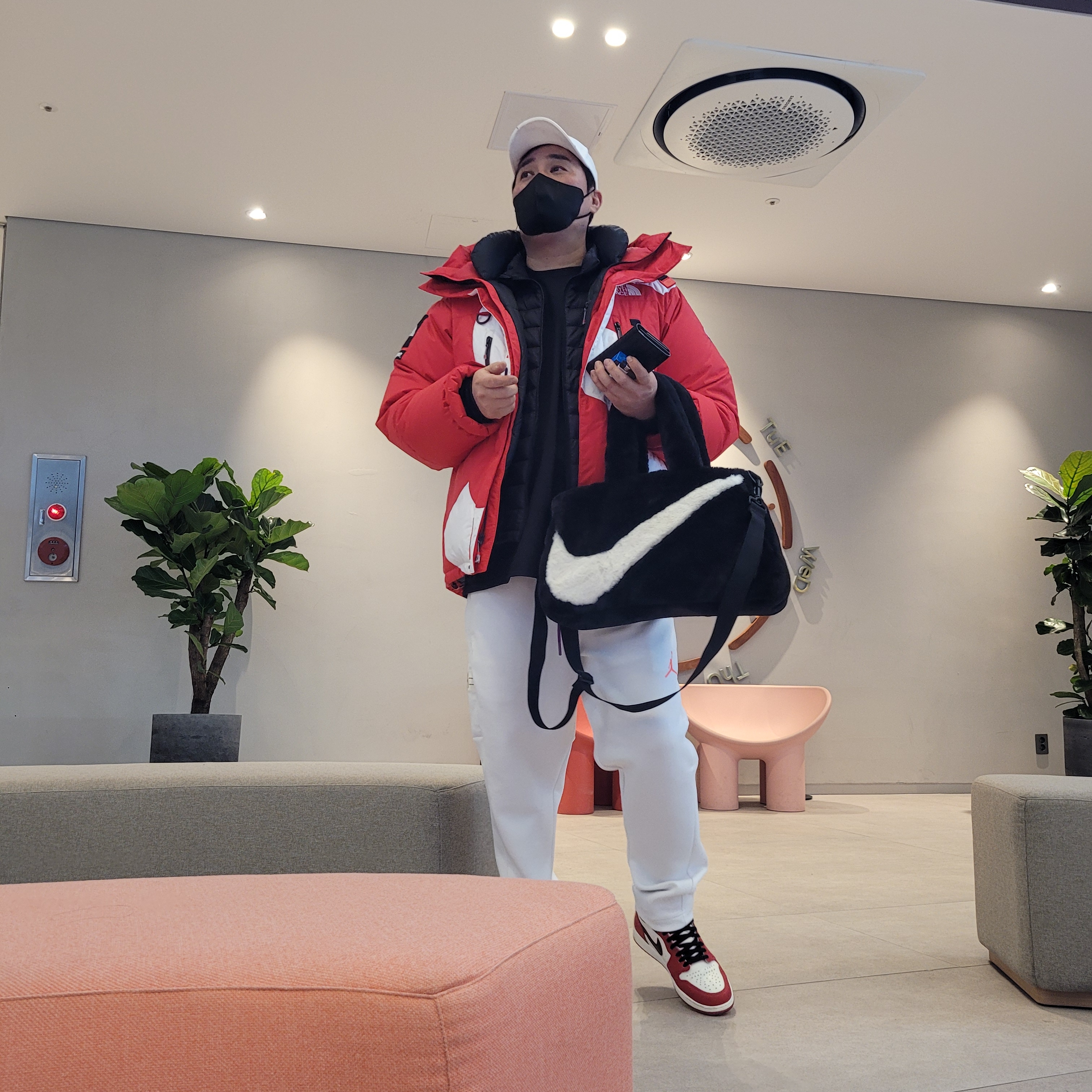 Supreme x The North Face S Logo Summit Series Himalayan Parka Red - 20FW, Jordan 1 Retro High OG Chicago 2022 착용 스타일 - 1