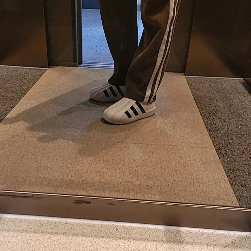 Adidas Adifom Superstar Core White 착용 스타일