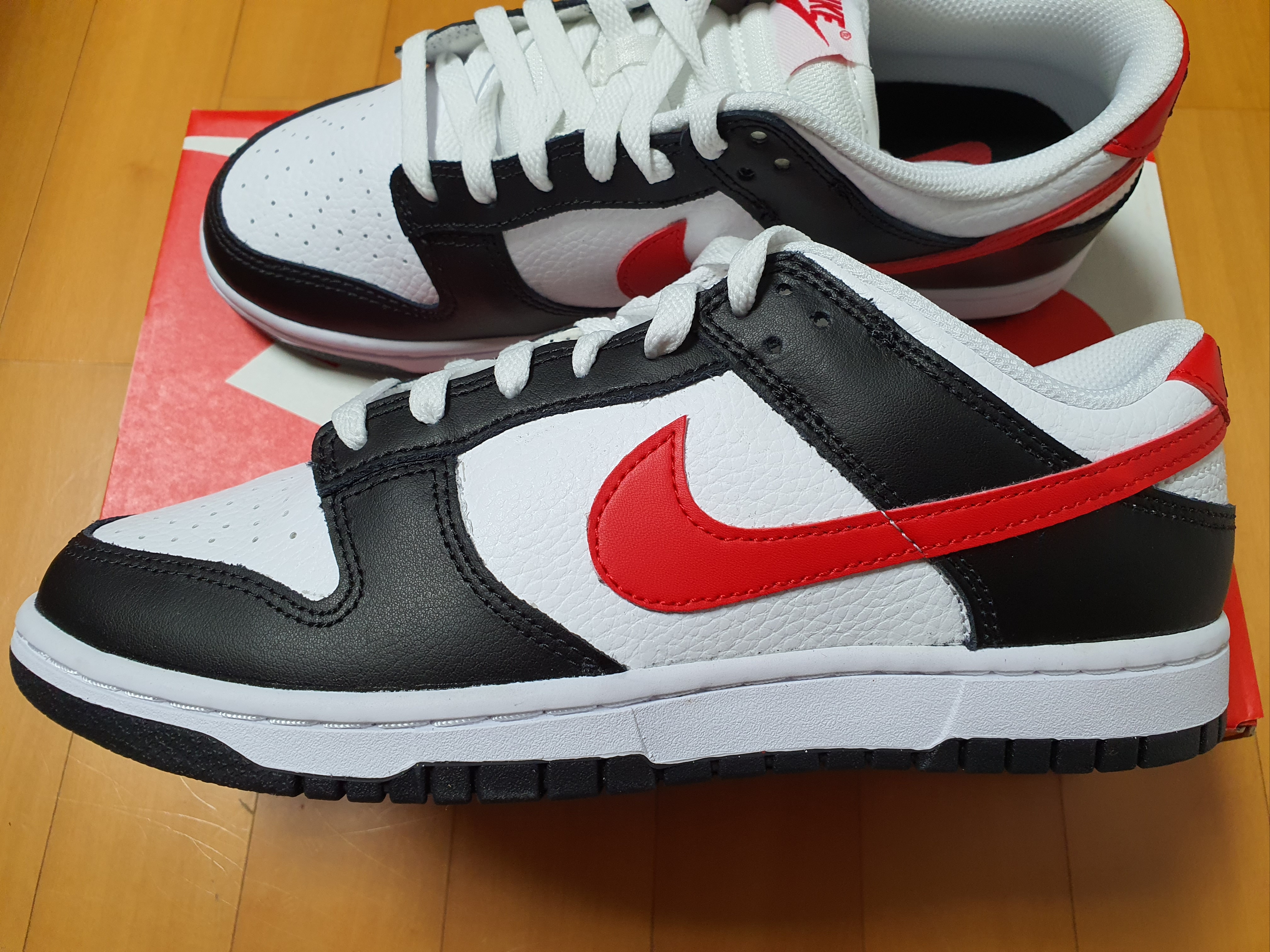 Nike Dunk Low Retro Black University Red 착용 스타일