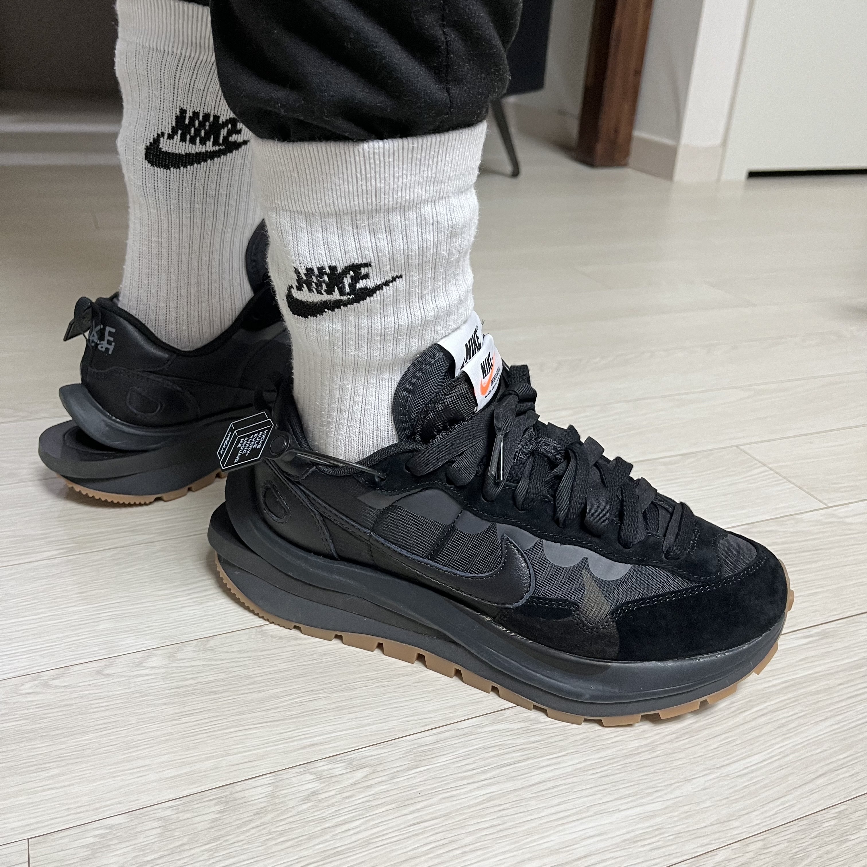 Nike x Sacai VaporWaffle Black and Gum 착용 스타일 - 1